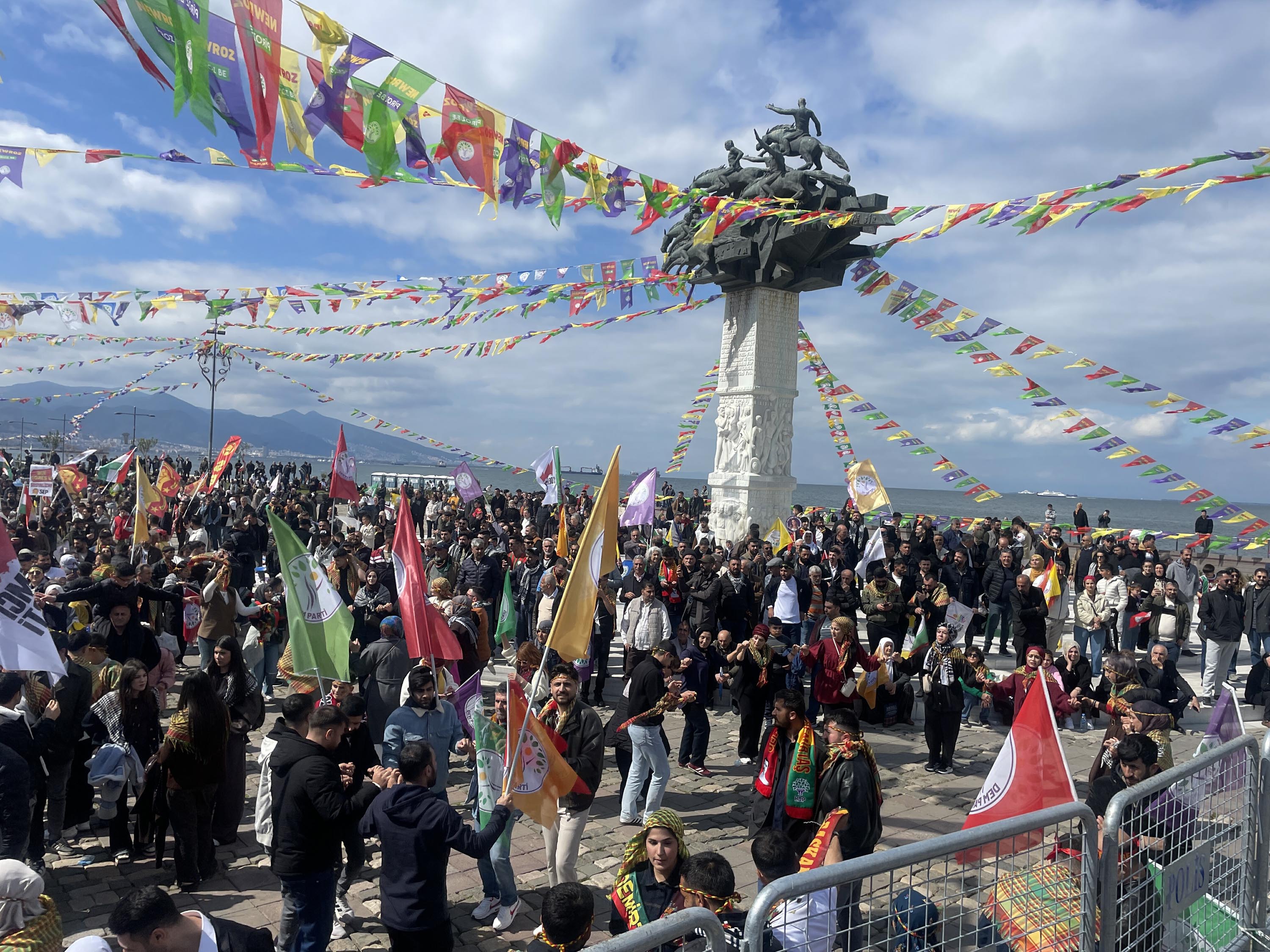 DEM Parti Nevruz Etkinliği İzmir Kalabalık