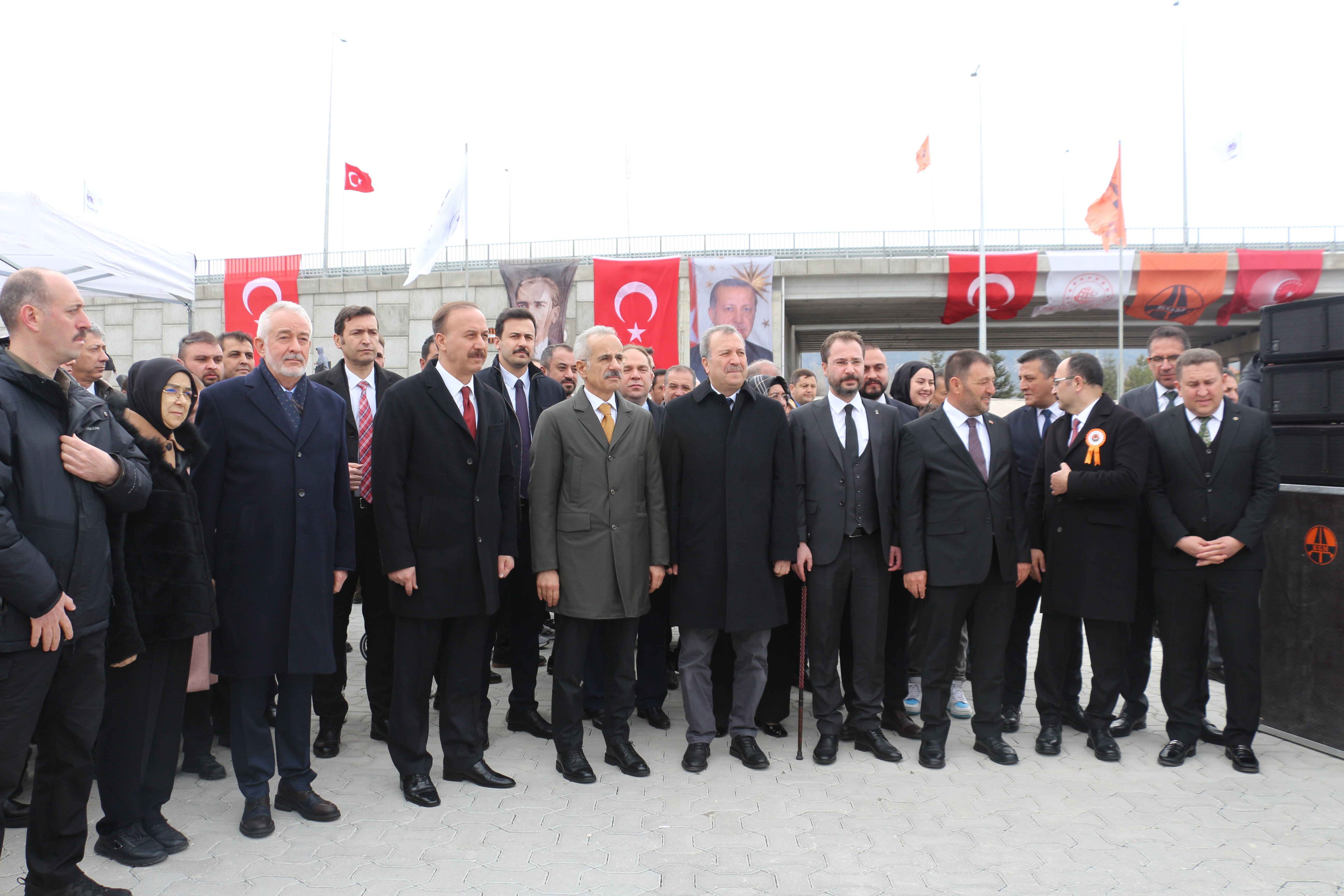 Şehit ailesi ile birlikte açılış kurdelesi kesilirken