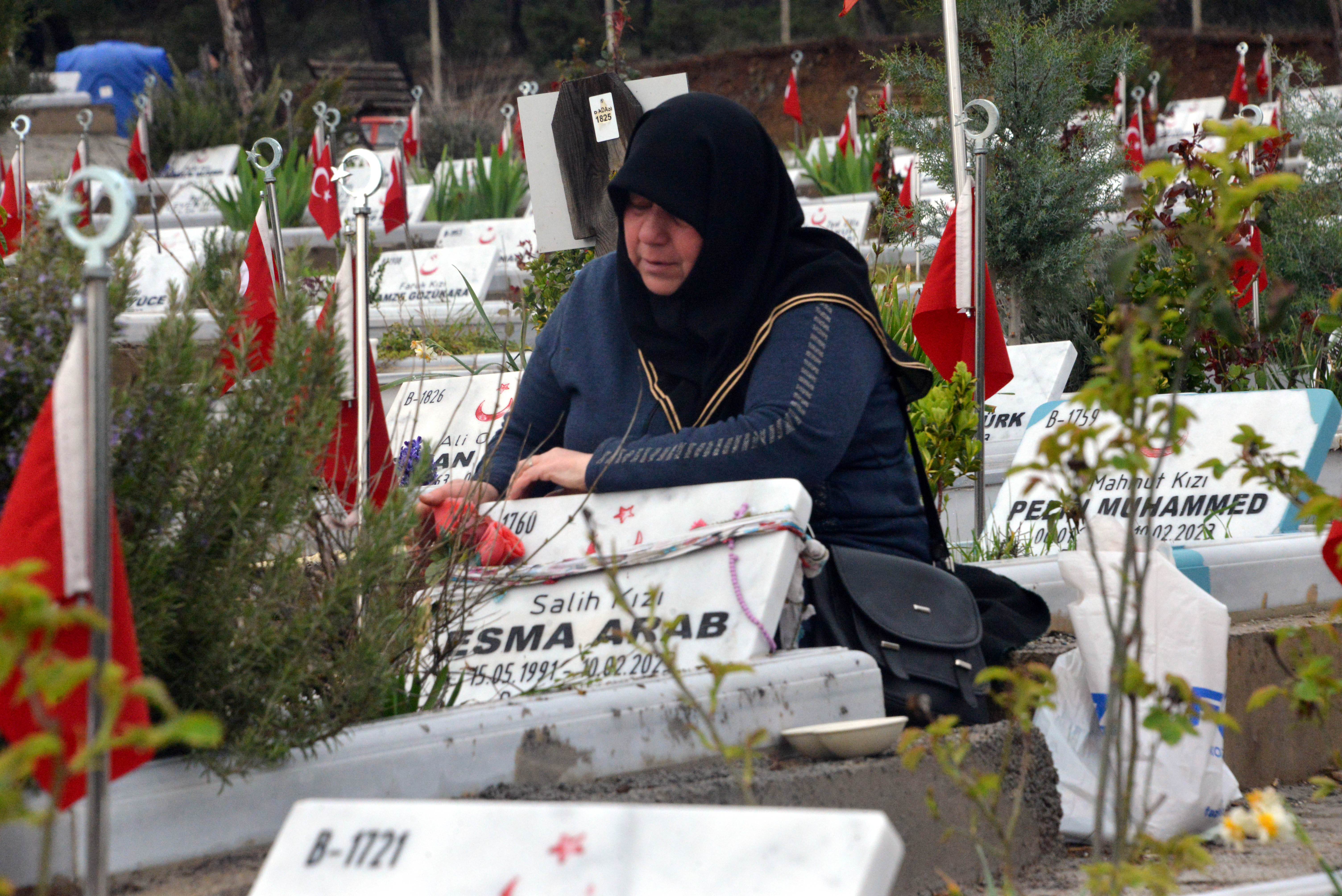 Suriyeli Türkmen Arife Hacı kızının mezarı başında