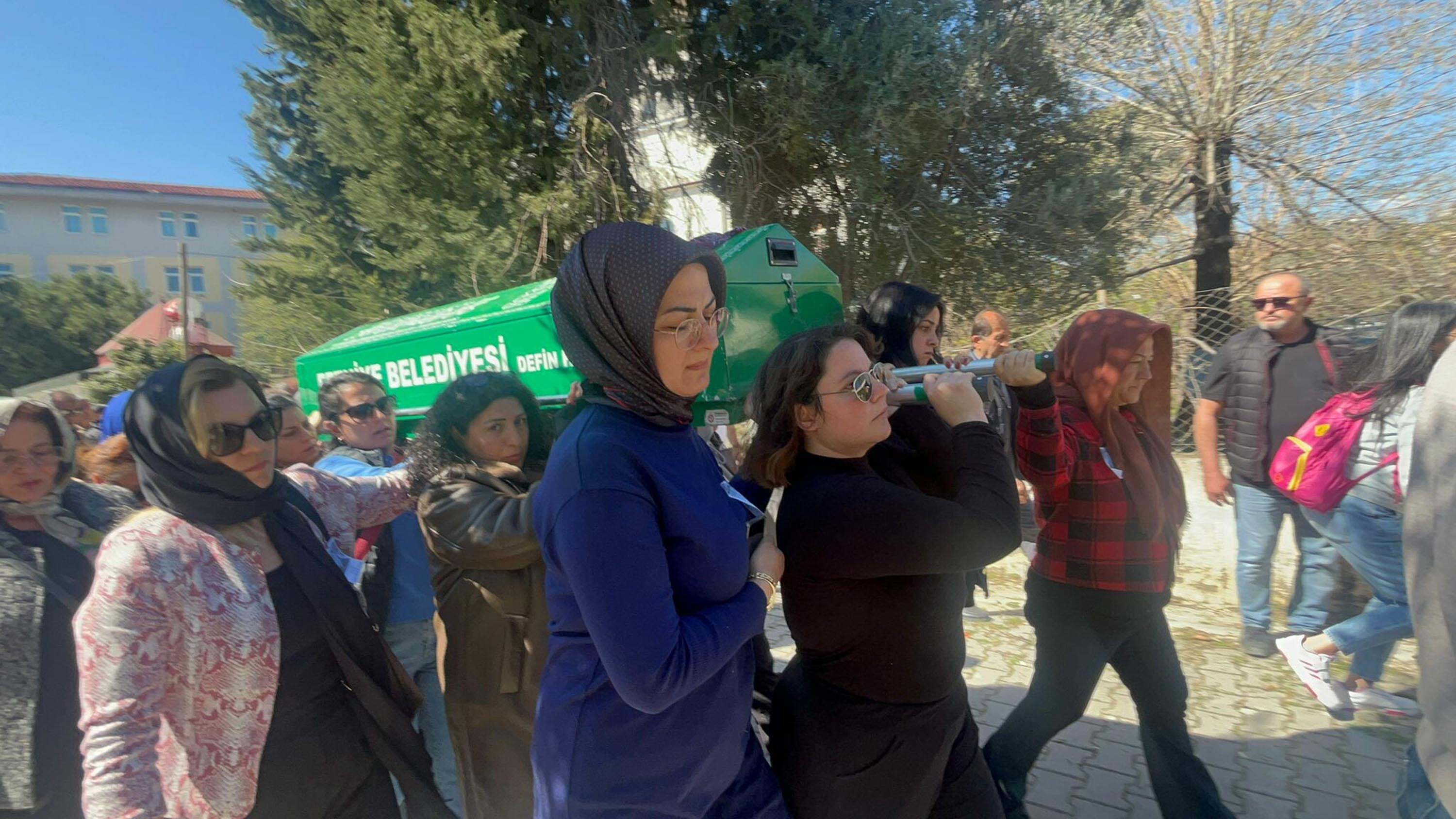 Sermin Bacak cenazesi kadınlar tarafından taşınıyor