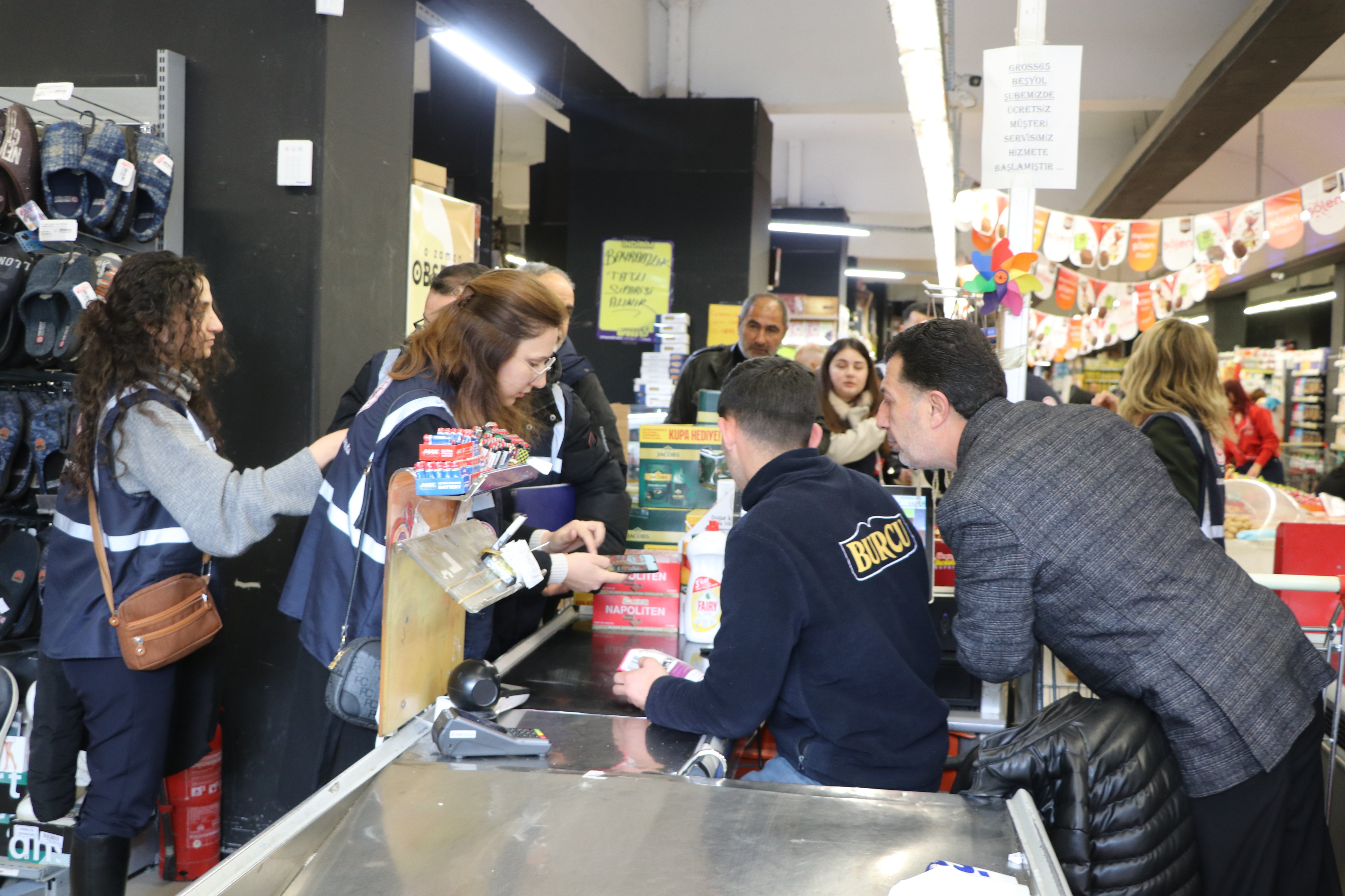 Ticaret denetim ekipleri çalışırken