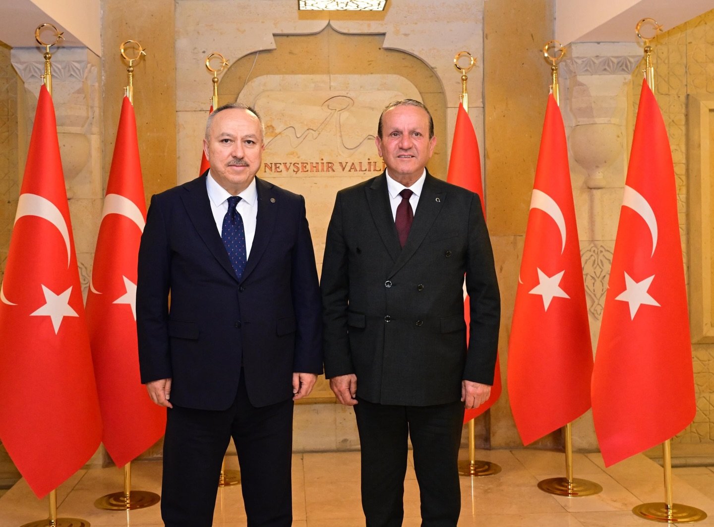 Fikri Ataoğlu Nevşehir Valisi Ali Fidan ile görüşüyor