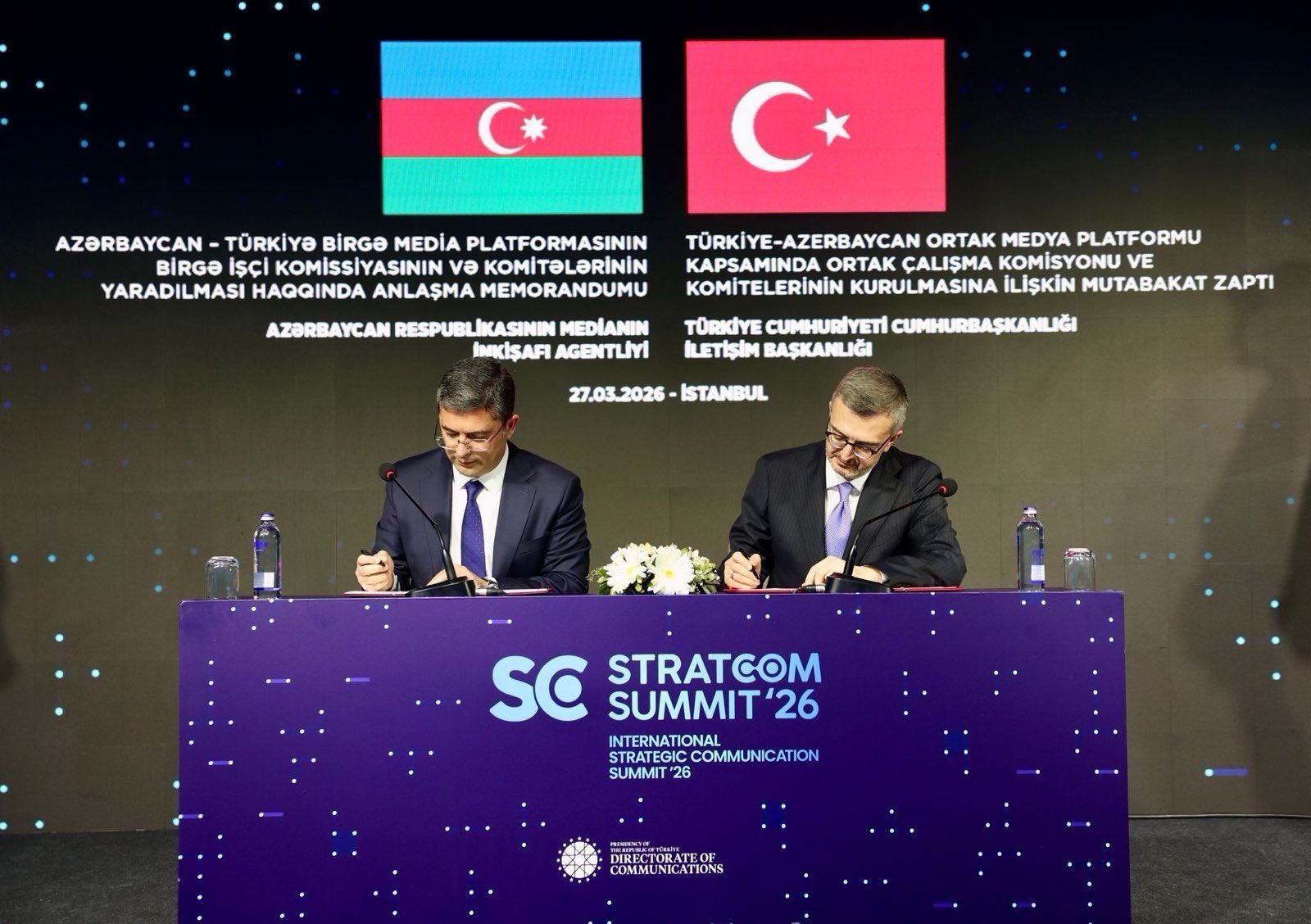 Burhanettin Duran ve Ahmed İsmayilov mutabakat zaptını imzalıyor