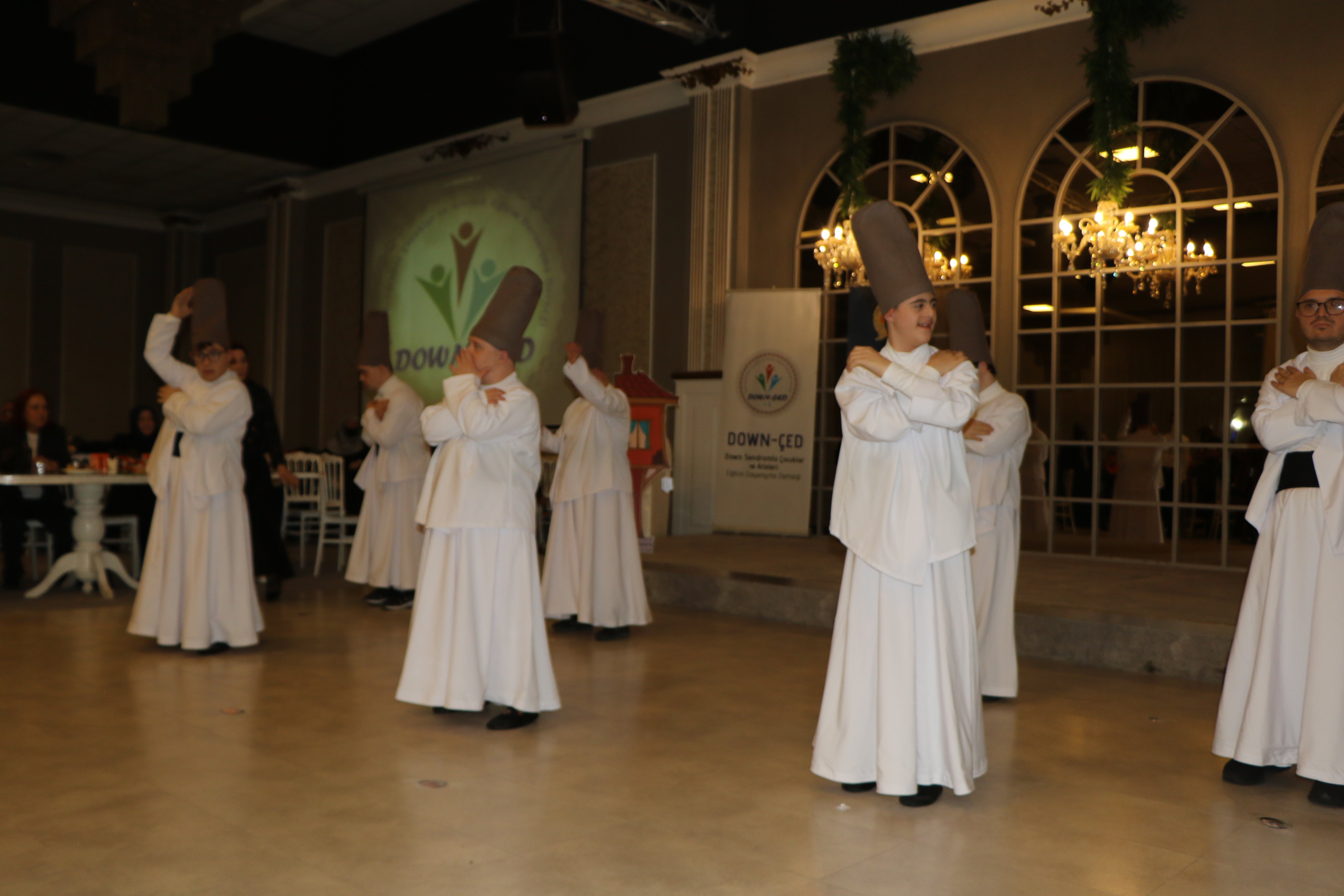 Down-Çed Başkanı Ulviye Demirci konuşma yapıyor