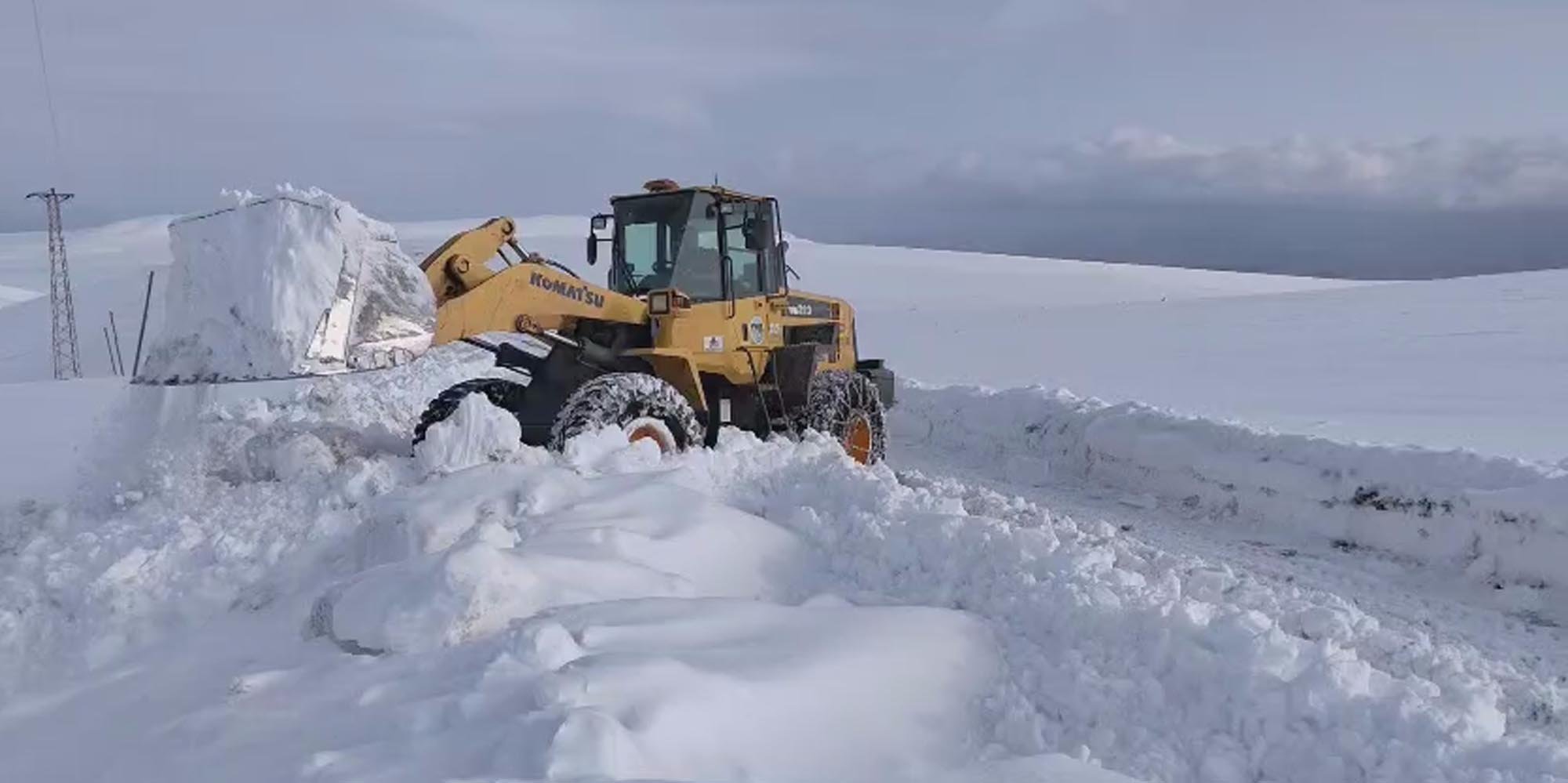 Kars İl Özel İdaresi iş makinesi ile kar temizliği
