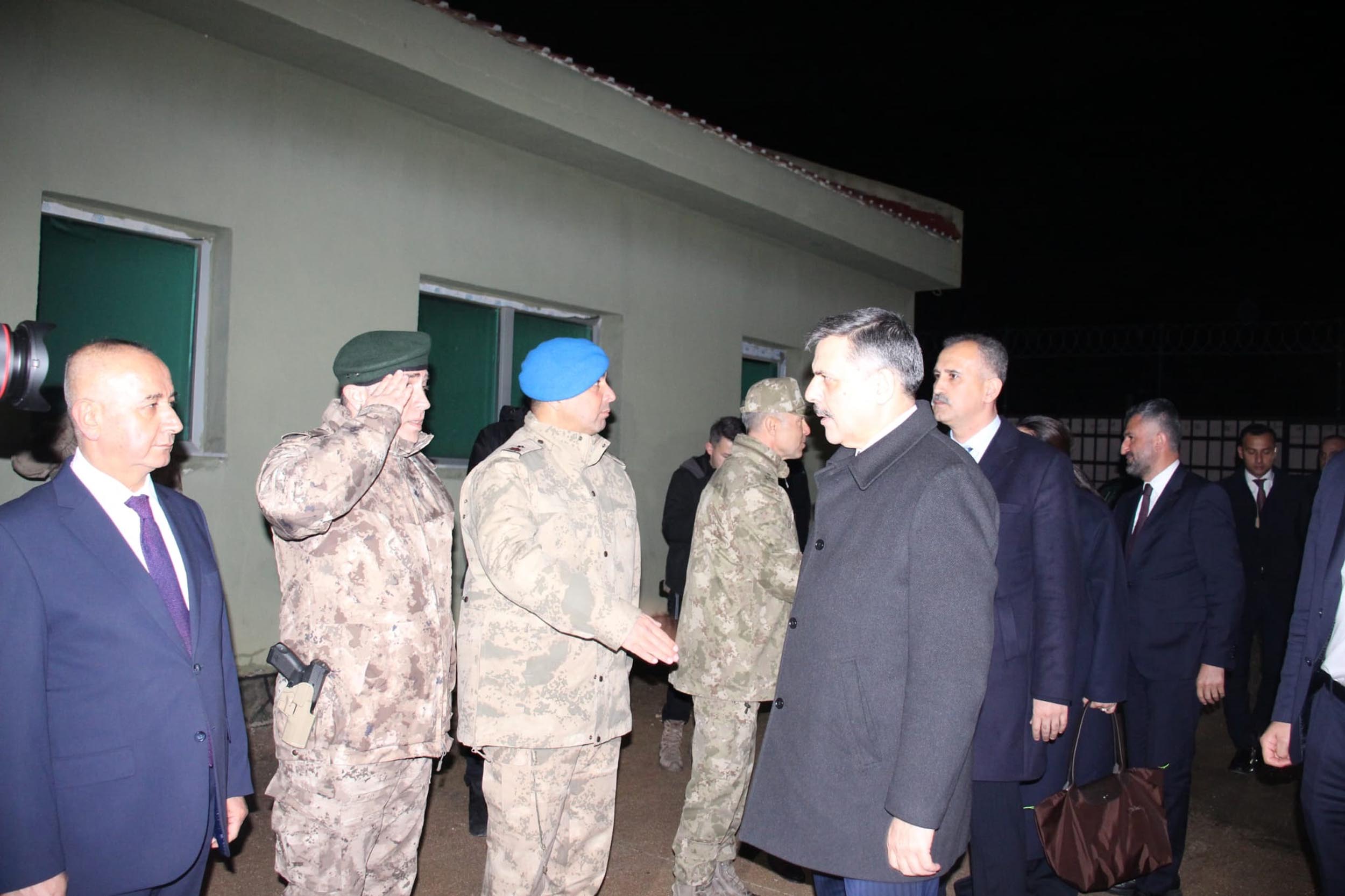 İçişleri Bakanı Mustafa Çiftçi sınır kapısında bilgi alıyor