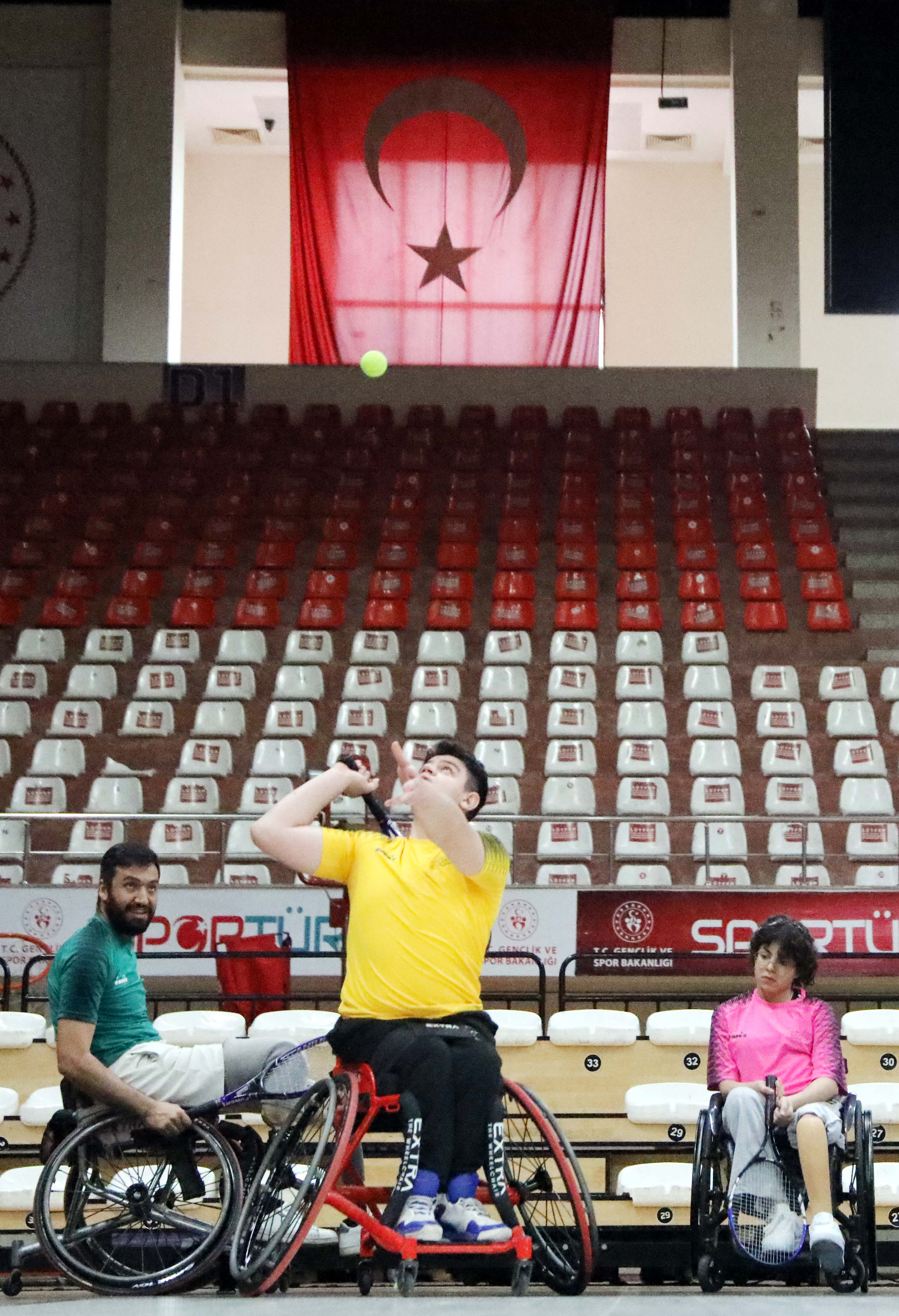 Tenis eğitimi alan depremzedeler