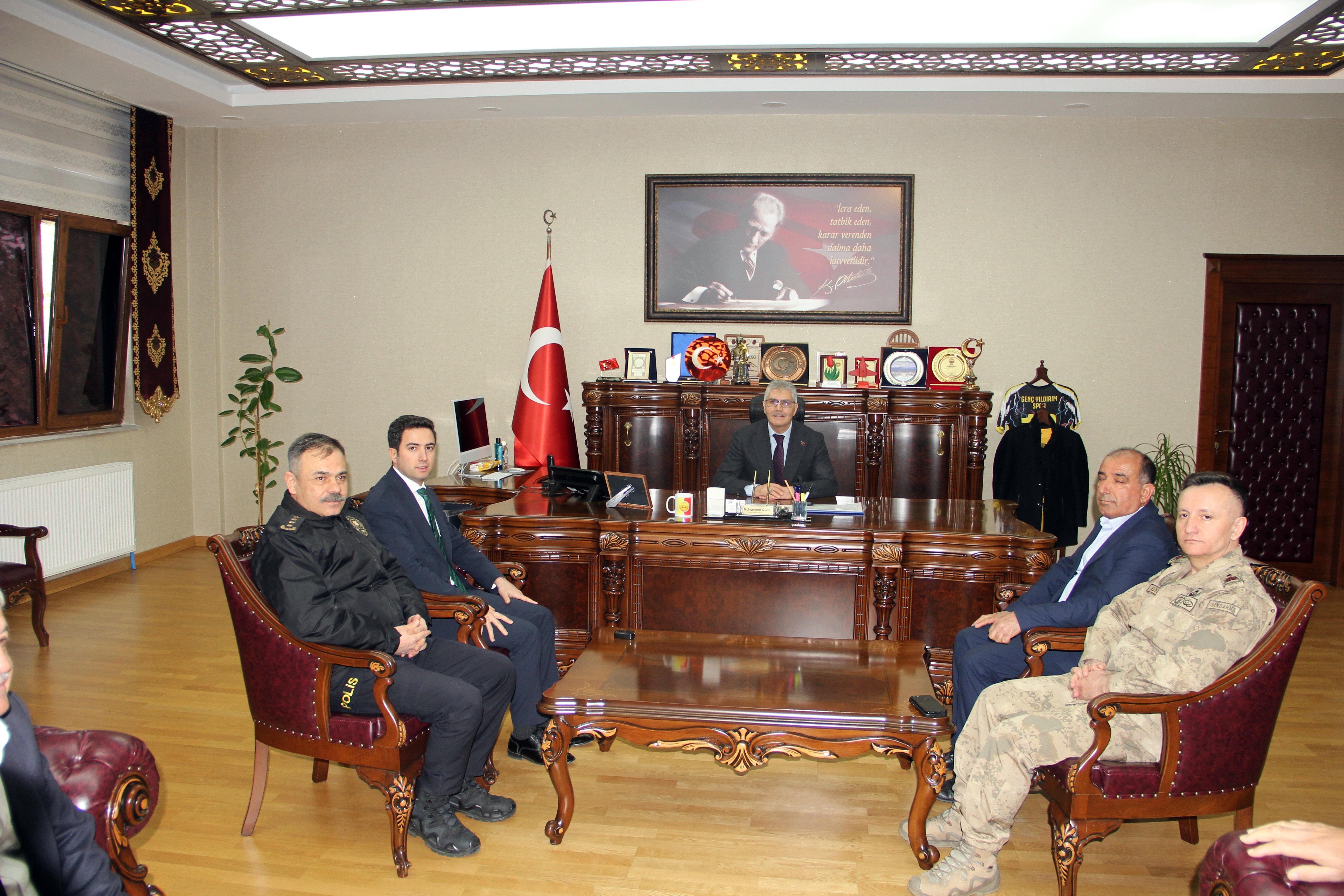 Vali Çelik vatandaşlarla