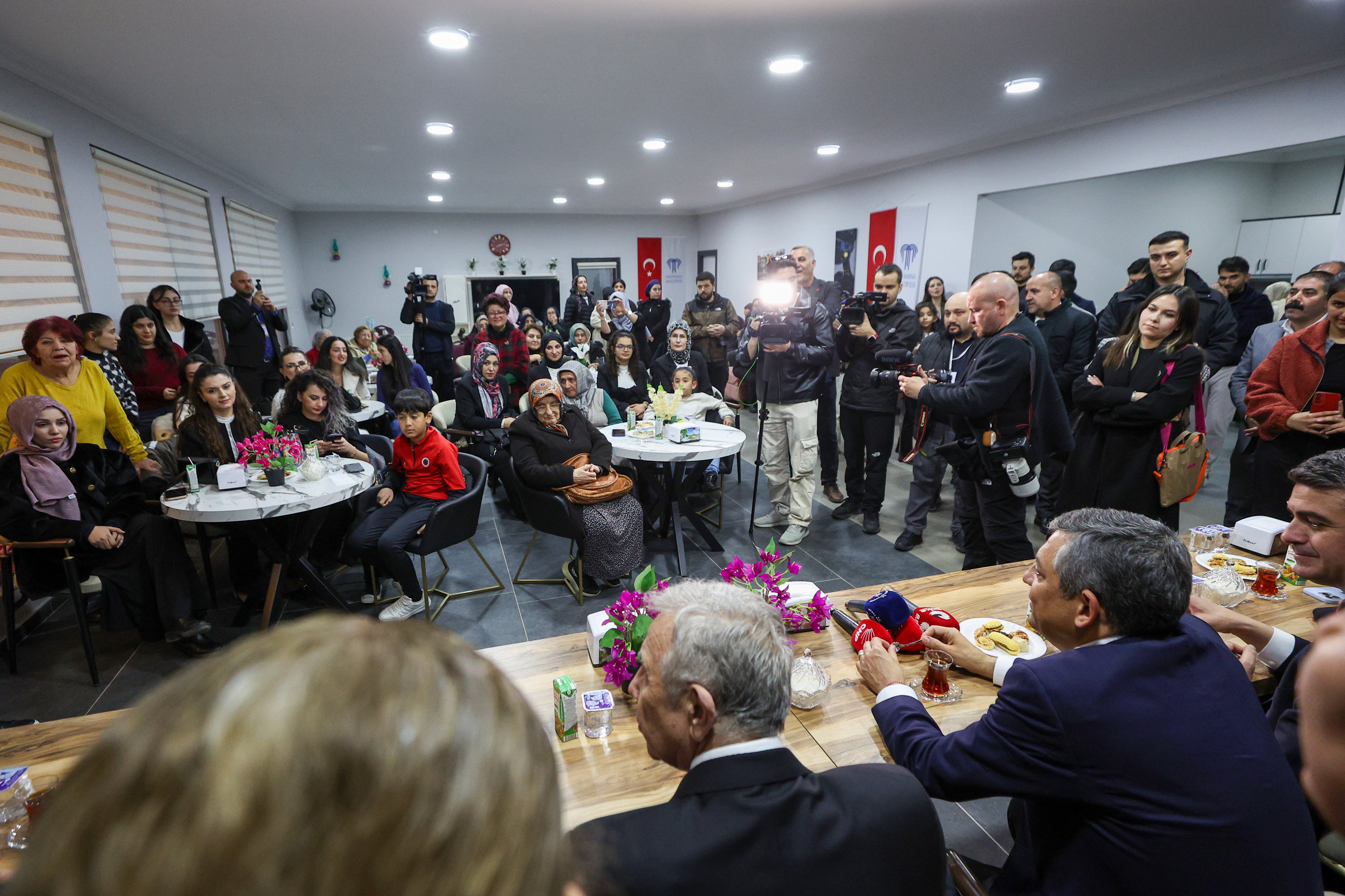 Özgür Özel Konuşma Yapıyor