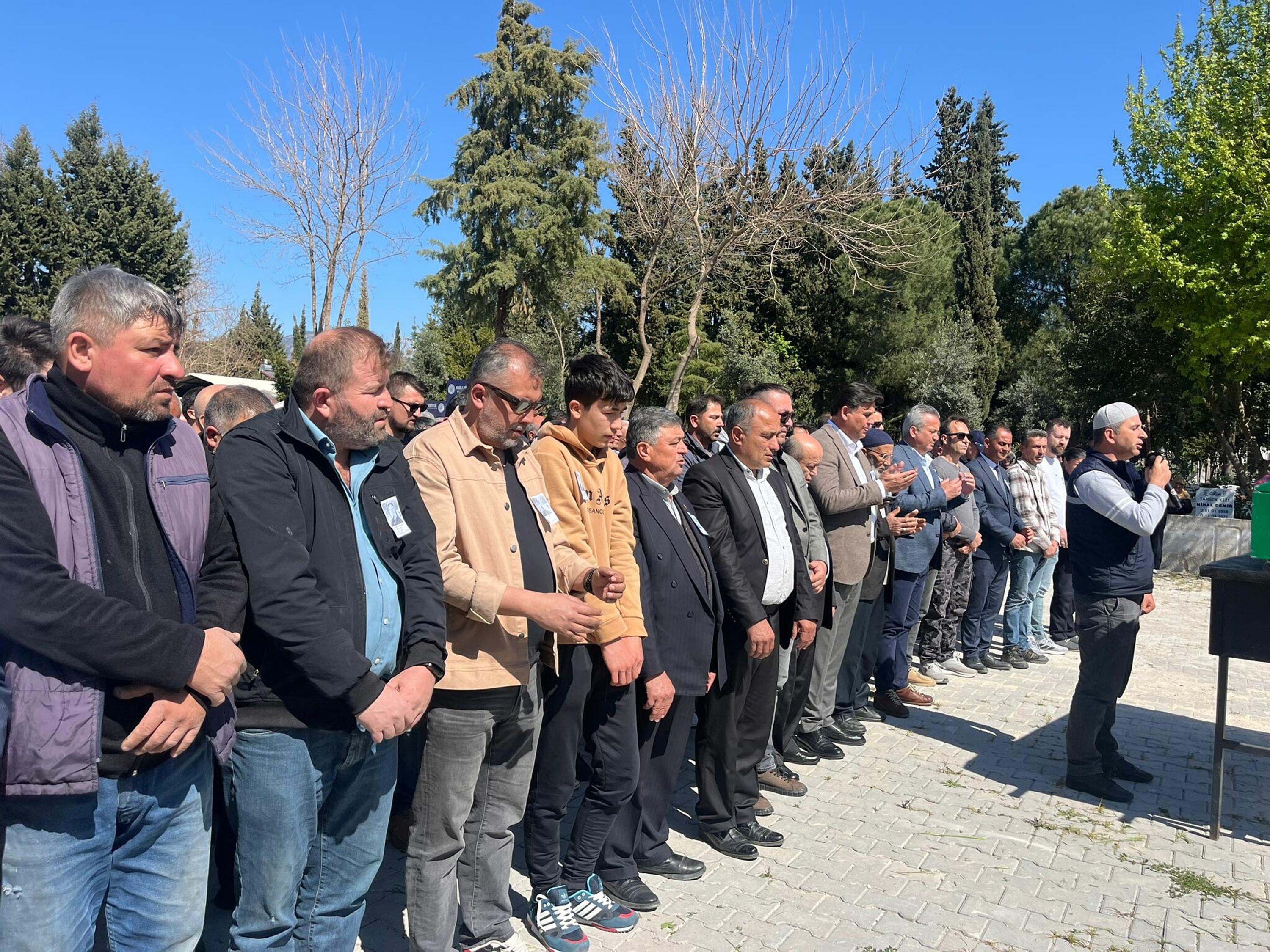 Sermin Bacak mezara veriliyor