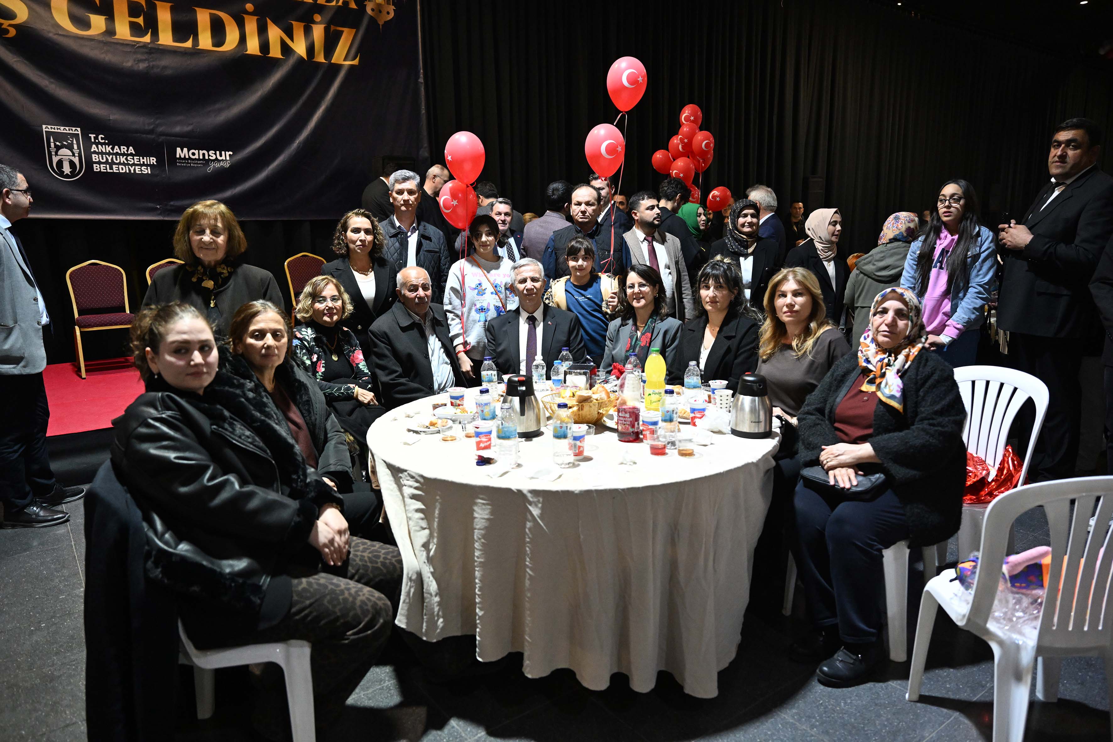 Mansur Yavaş şehit aileleriyle sohbet ediyor