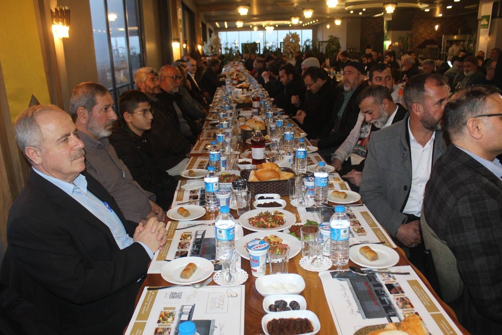 Zekeriya Yapıcıoğlu konuşma yaparken