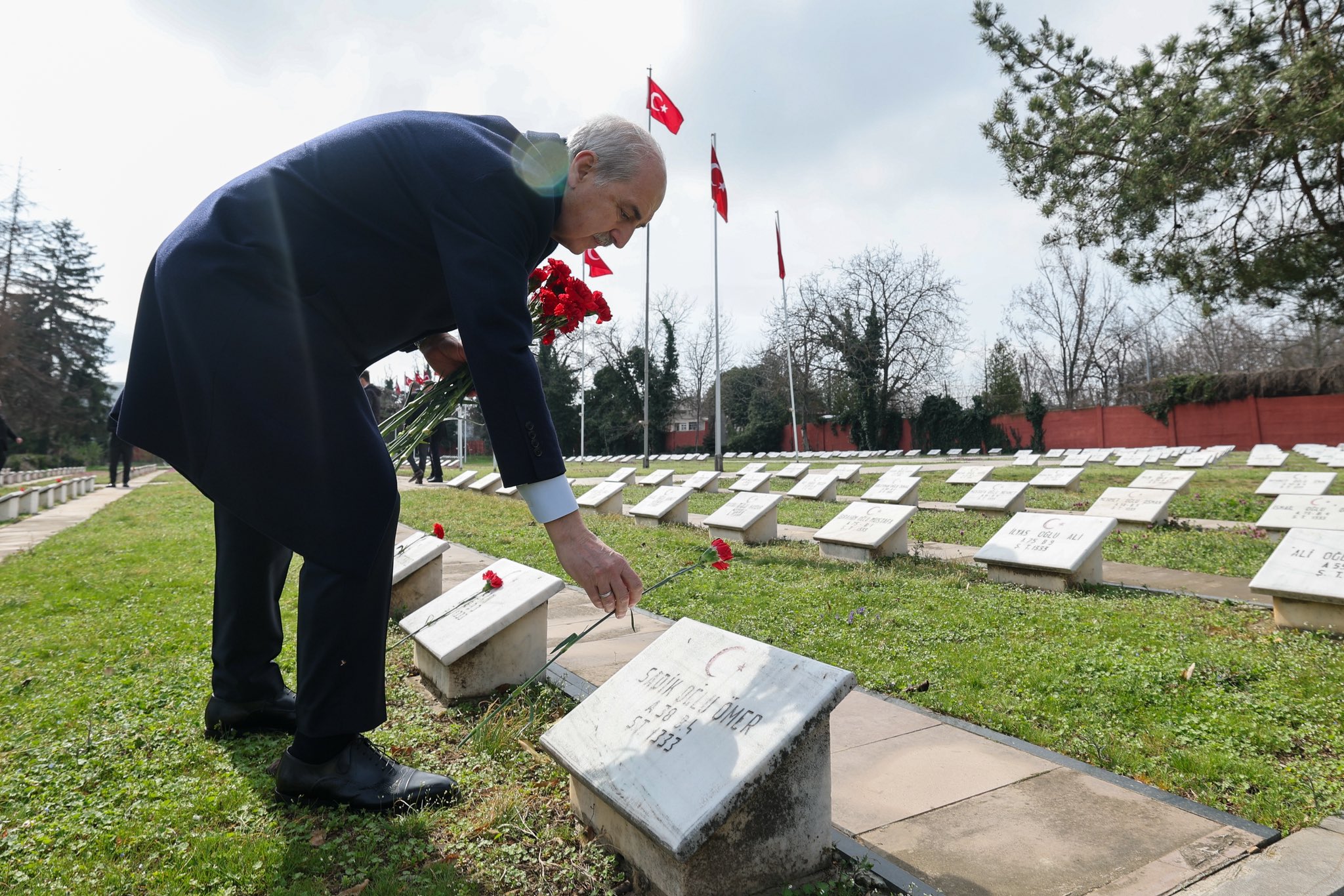 Numan Kurtulmuş şehitlik defteri imzalıyor