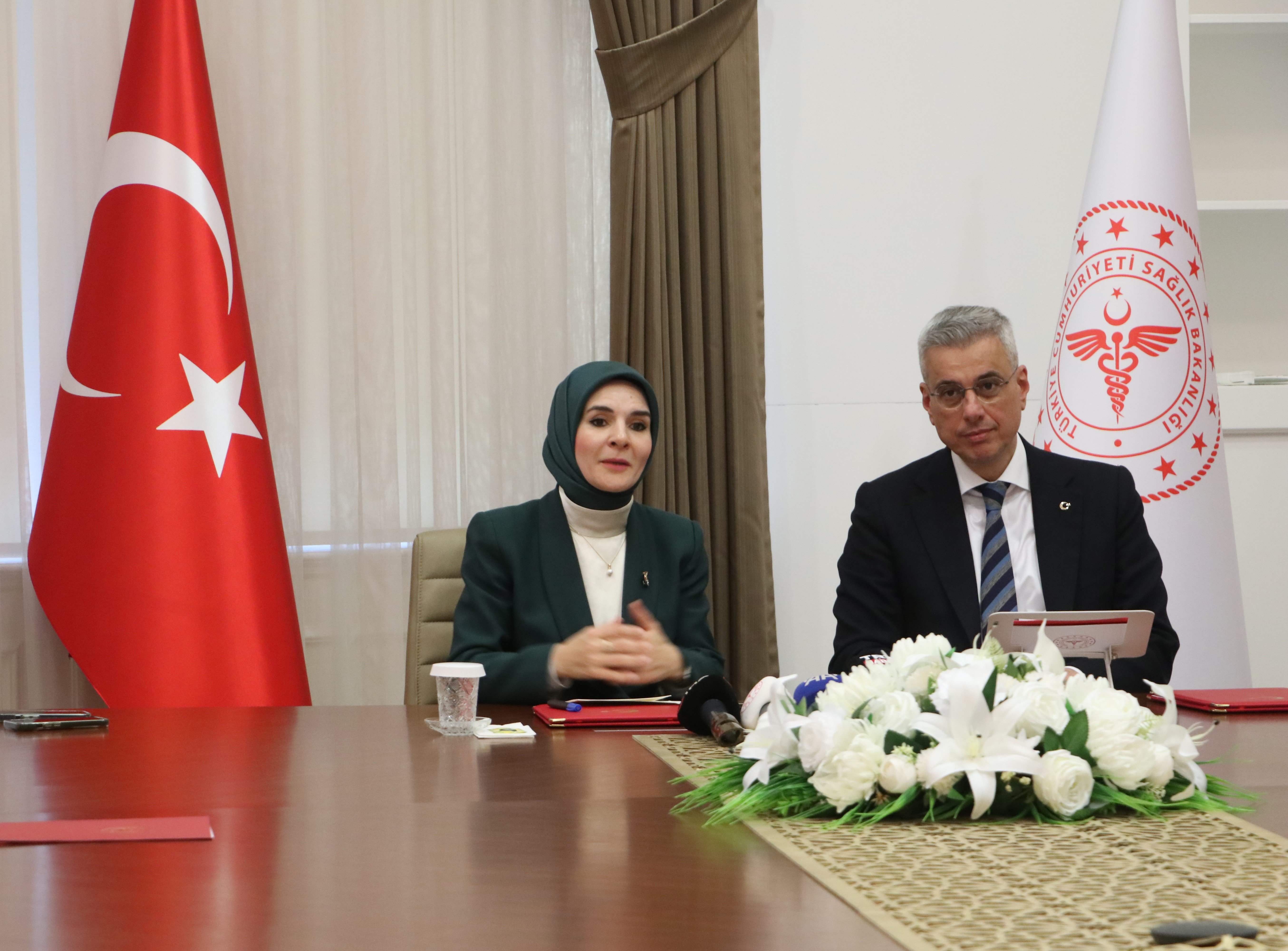 Bakanlar protokolü imzalarken