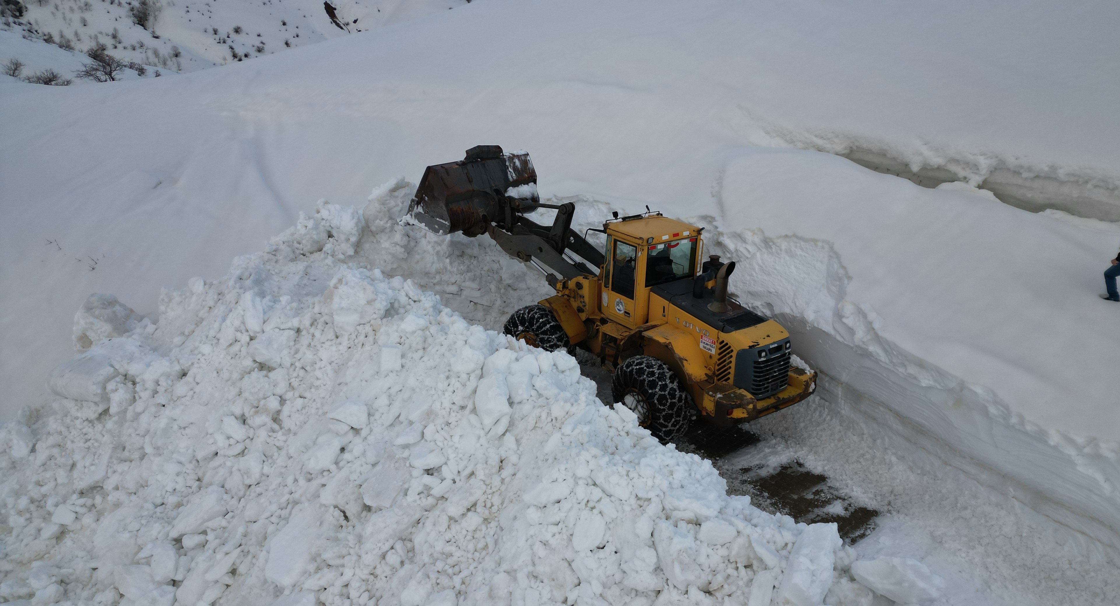 Bitlis köy yolu açma çalışması