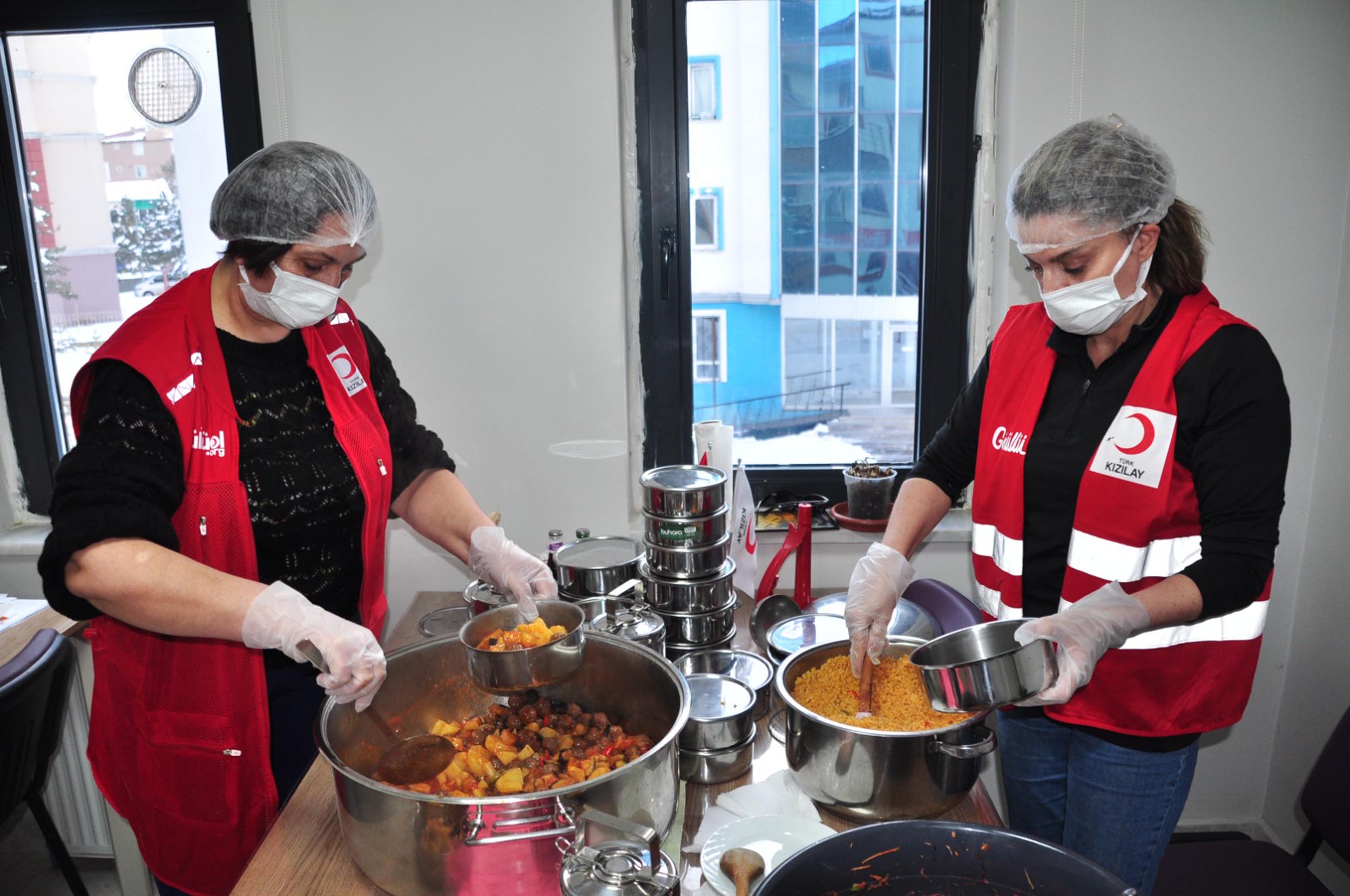 Kızılay gönüllü kadınları iftar yemeği hazırlıyor