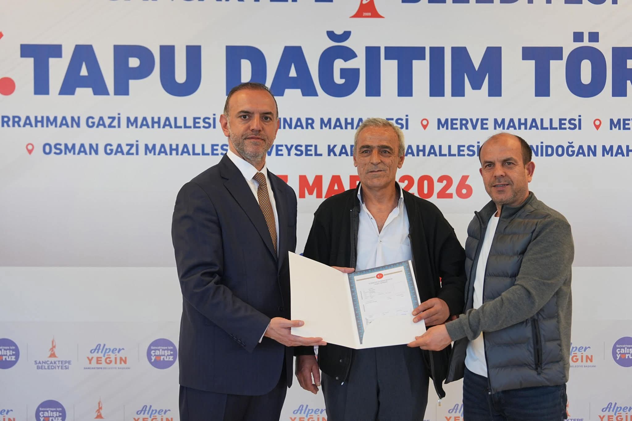 Alper Yeğin vatandaşlarla tapu töreninde