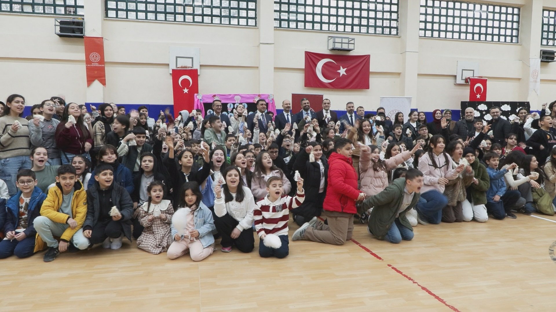 Bayram etkinliğinde öğrenciler gösteri yapıyor