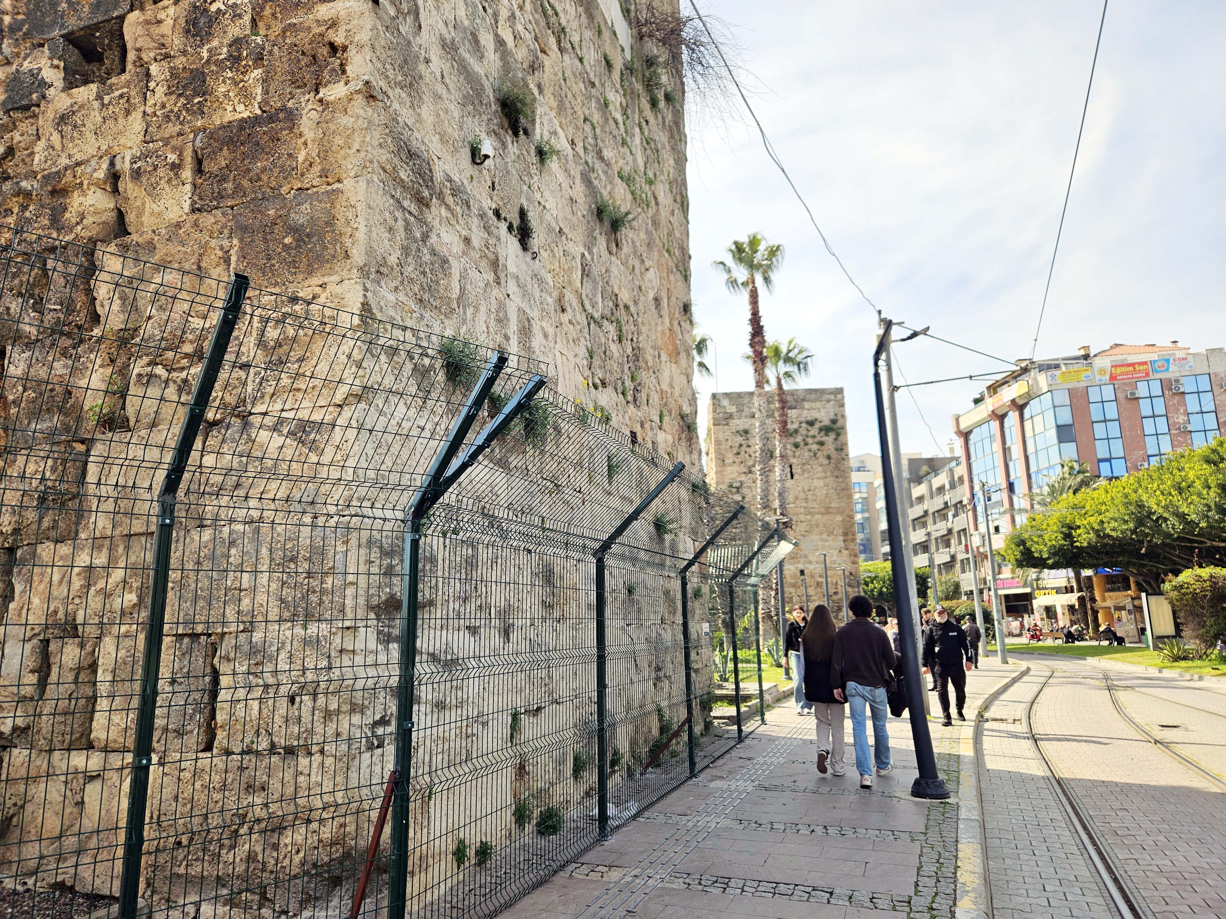Antalya Kale Kapısı Burçları Tel Örgü