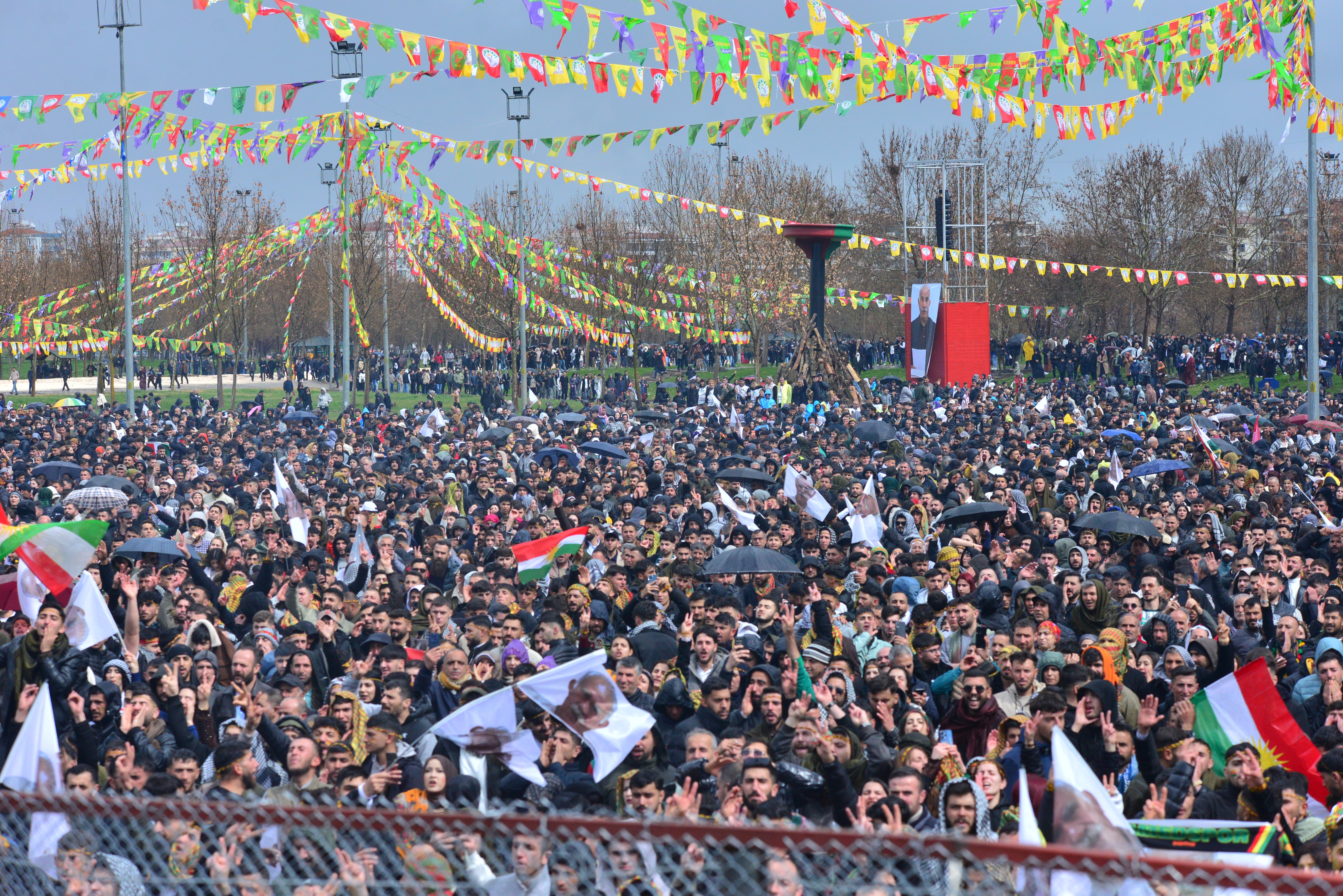 Nevruz kutlamalarında halk