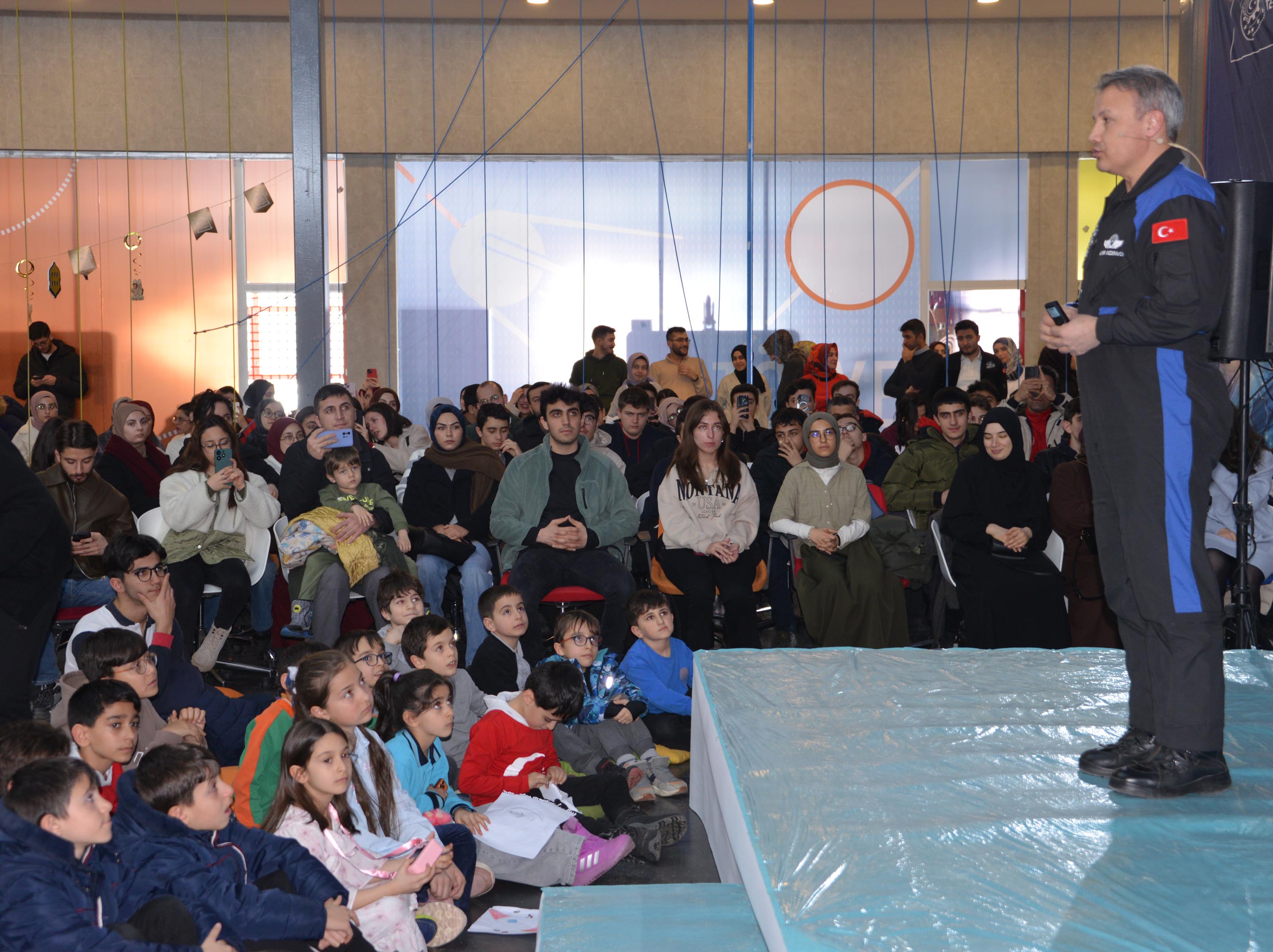 Gezeravcı konuşma yapıyor