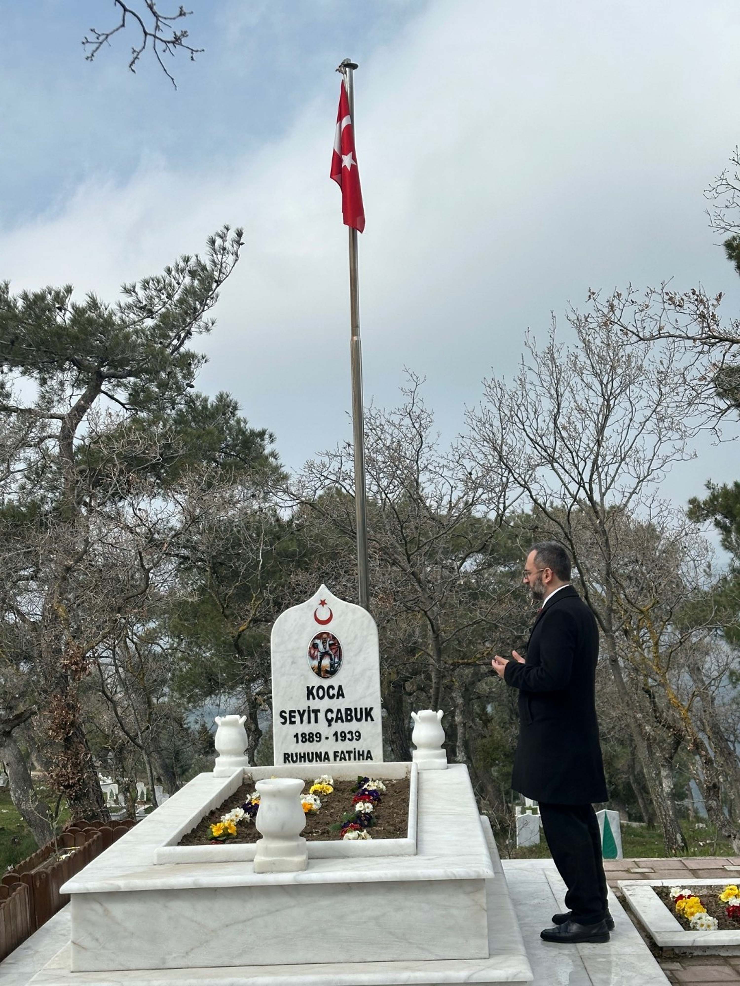 Seyit Onbaşı mezarı karanfil