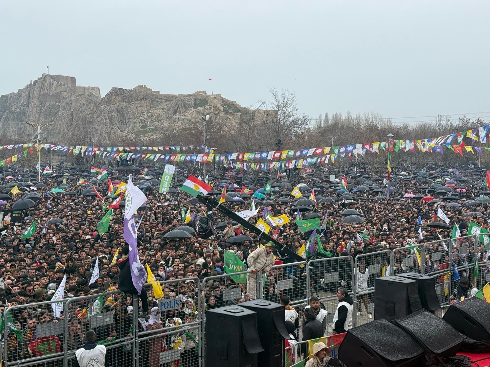 Tuncer Bakırhan konuşma yapıyor