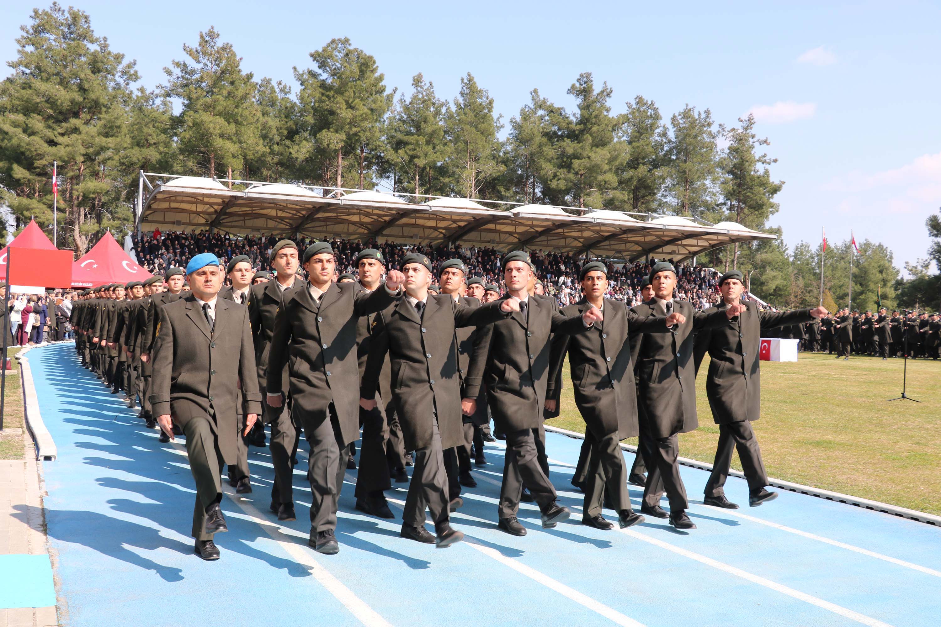 Mezuniyet töreninde diploma dağıtımı