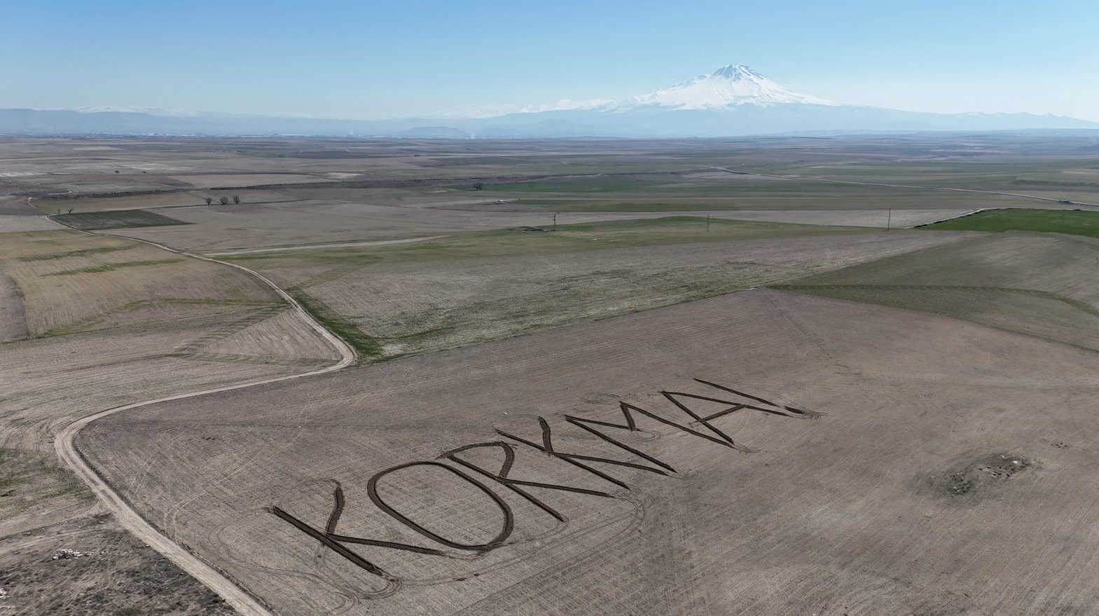 Kadir Filikçi traktörü ile tarlada