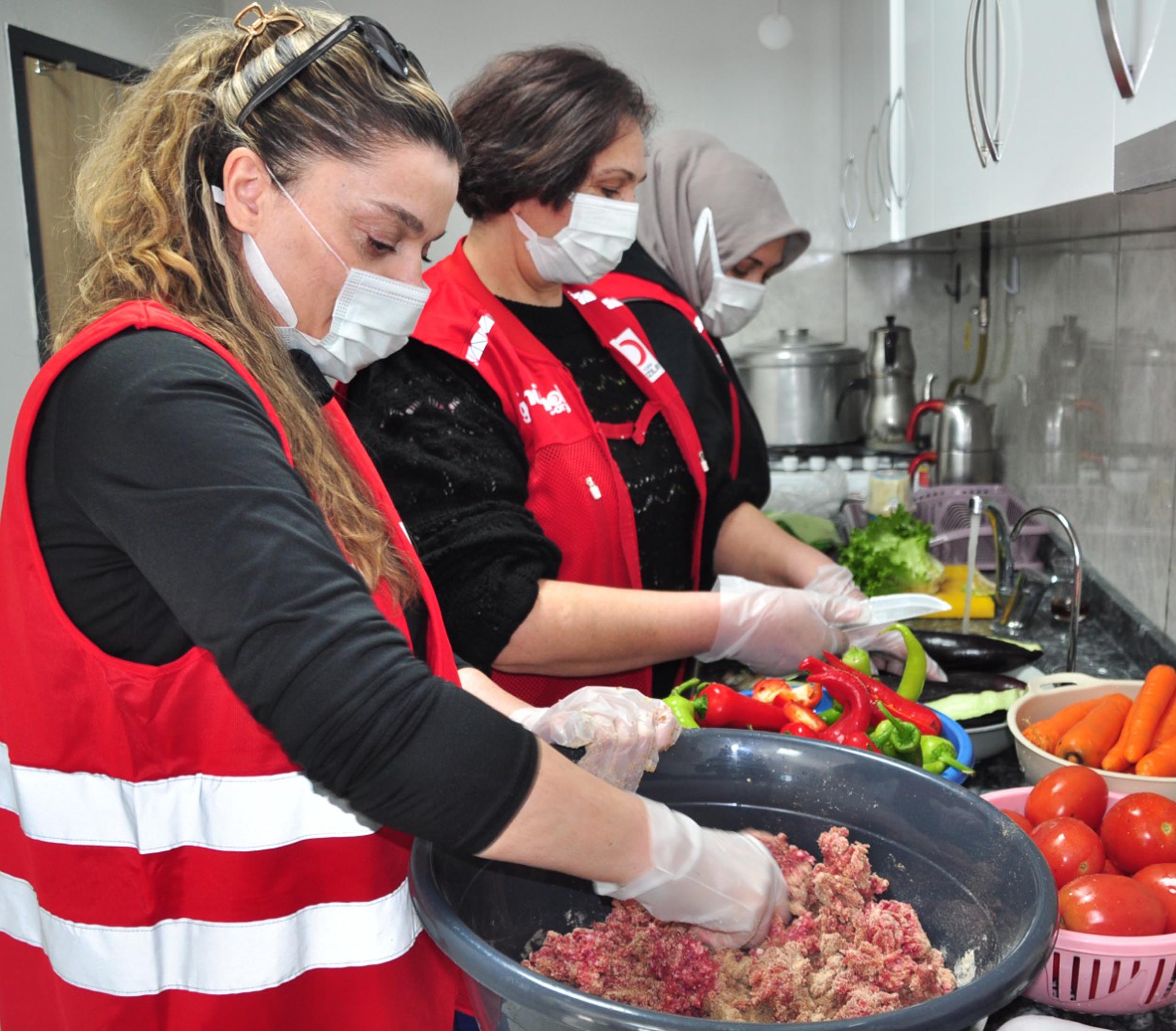 Kızılay Başkanı Kübra Hüryurt açıklama yapıyor