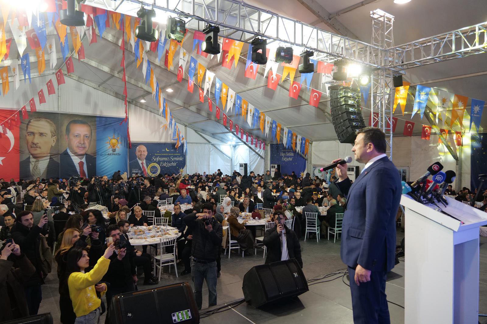 İftar programına katılan kalabalık