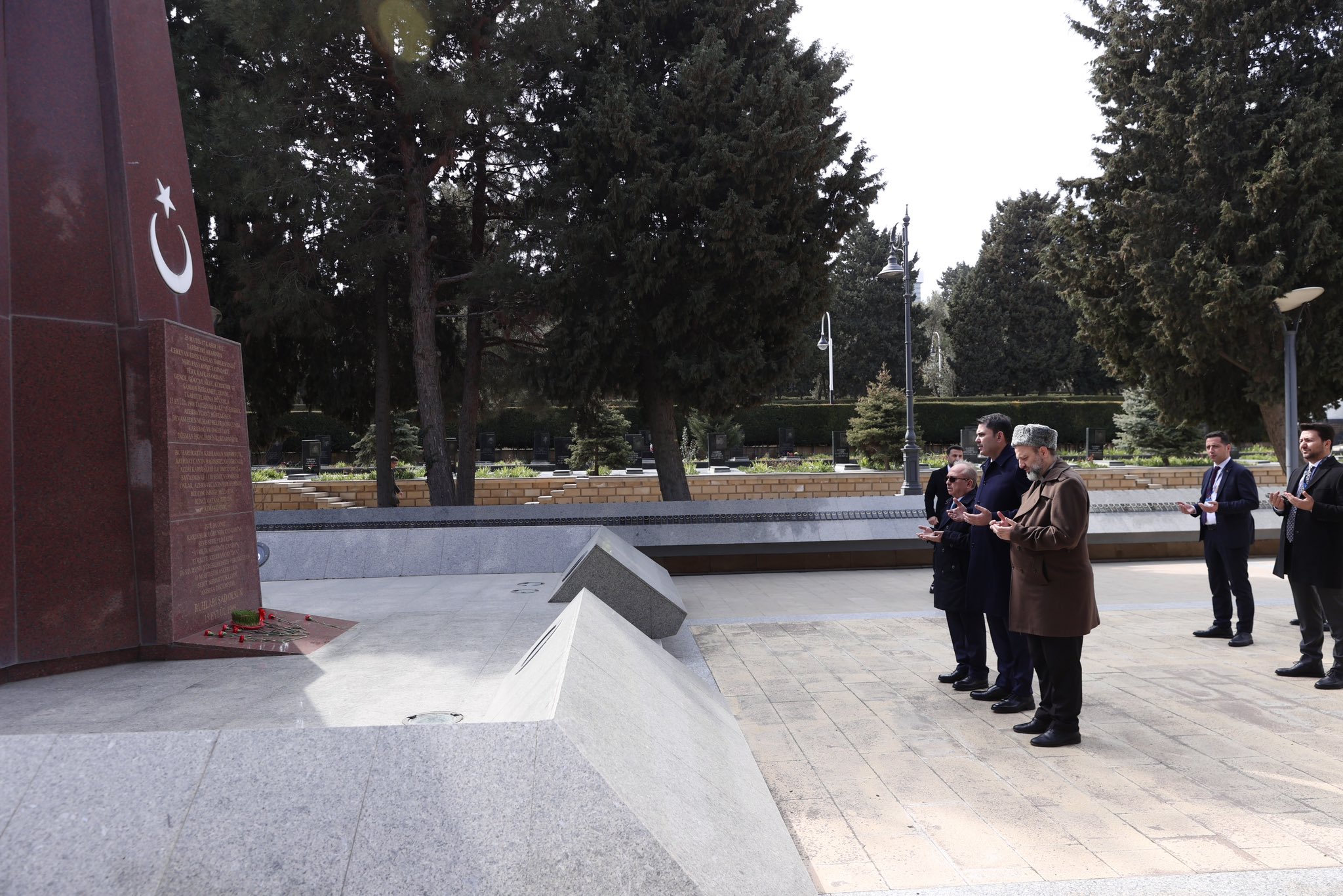 Bakan Kurum Bakü Türk Şehitliği ziyareti