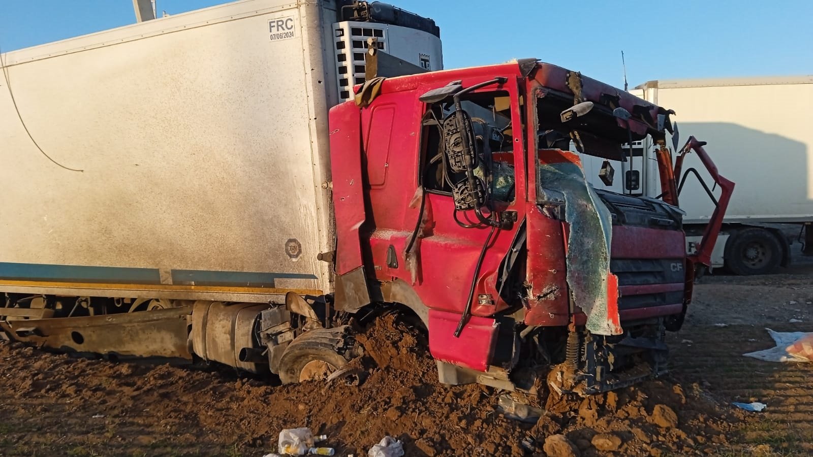 İsrail füzesiyle vurulan TIR hasar görüntüsü