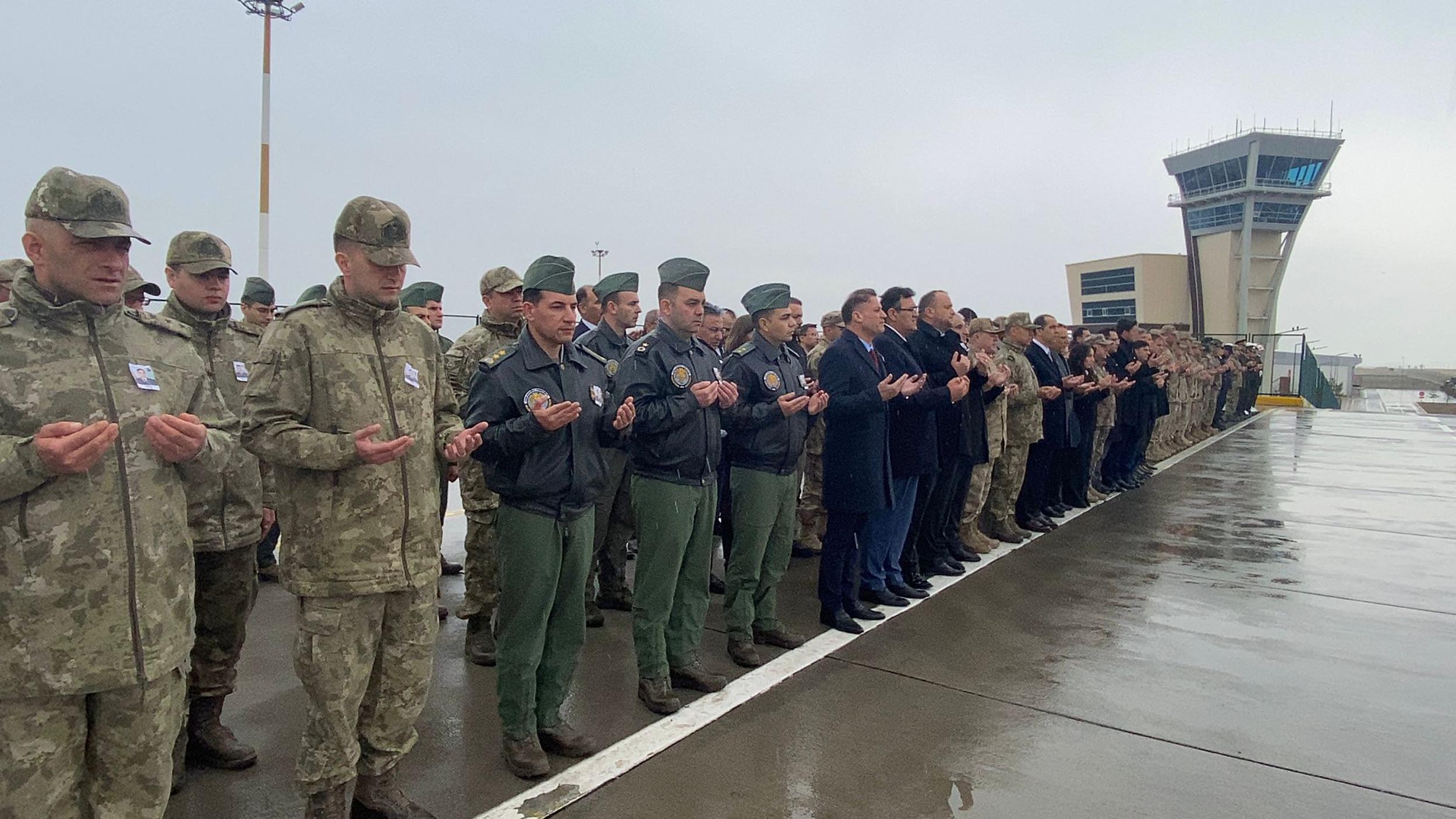 Şehit askerin cenazesinin uçağa taşınması