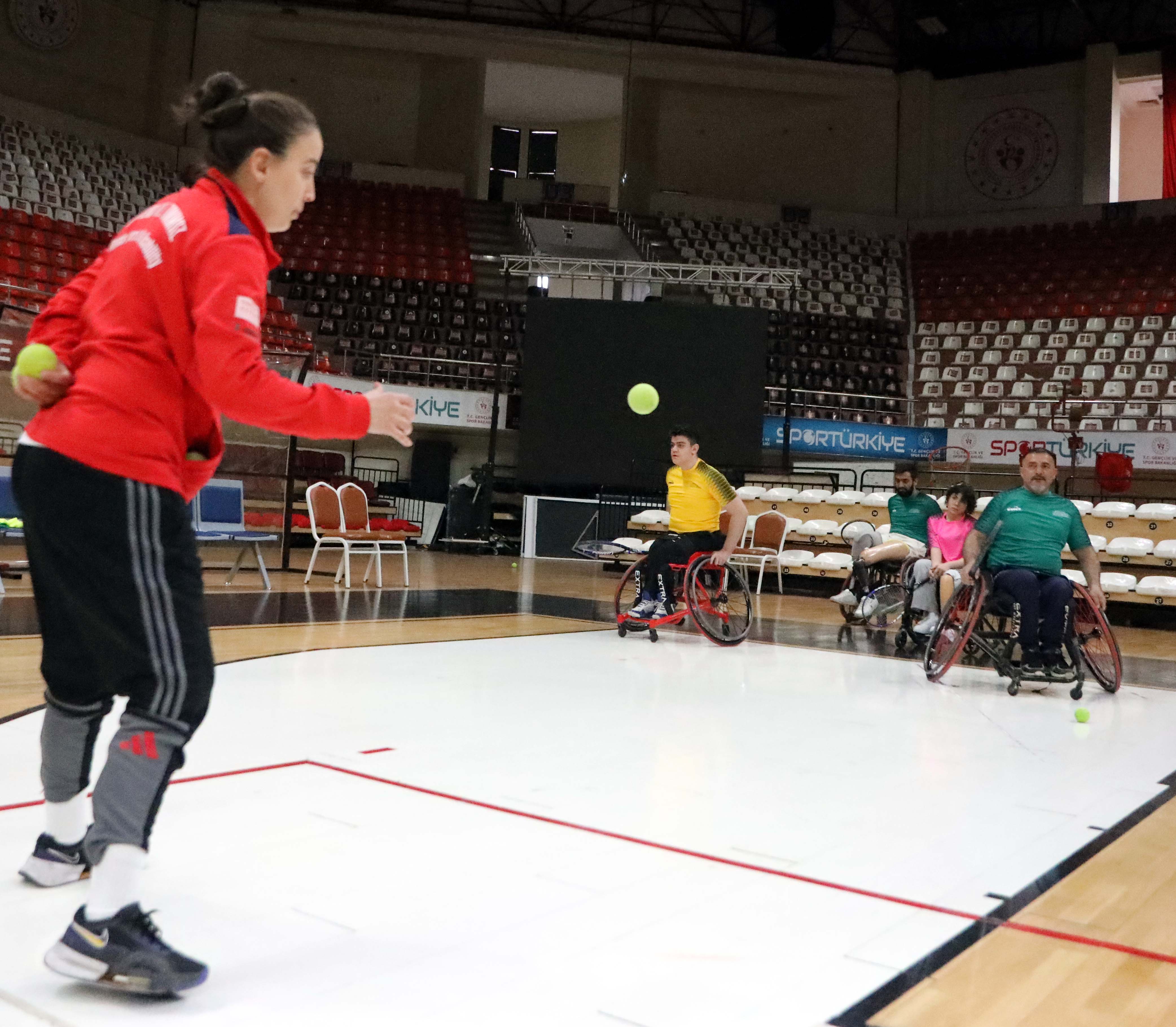 Protez kullanan depremzede tenis oynuyor