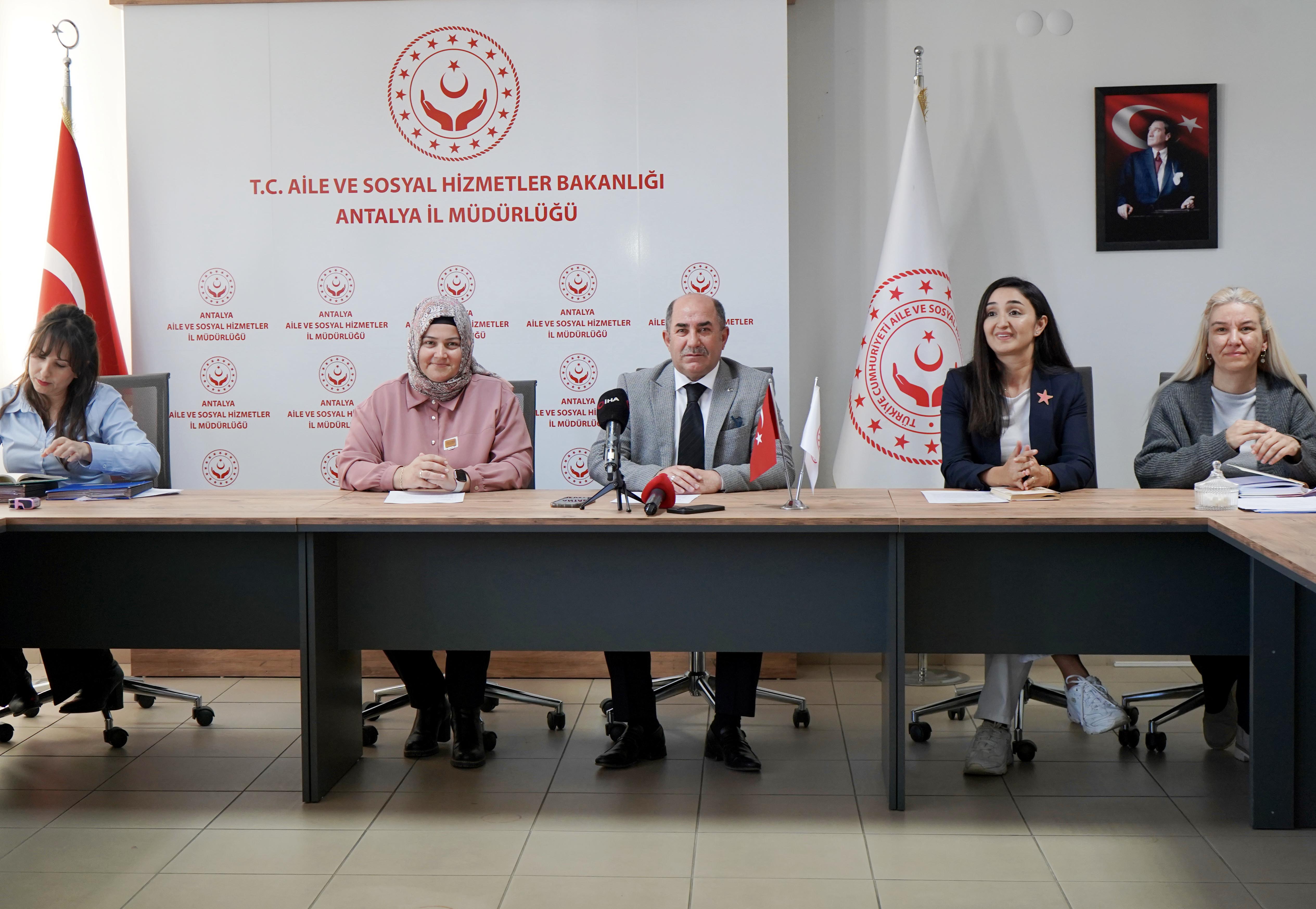 Galip Sökmen konuşma yapıyor