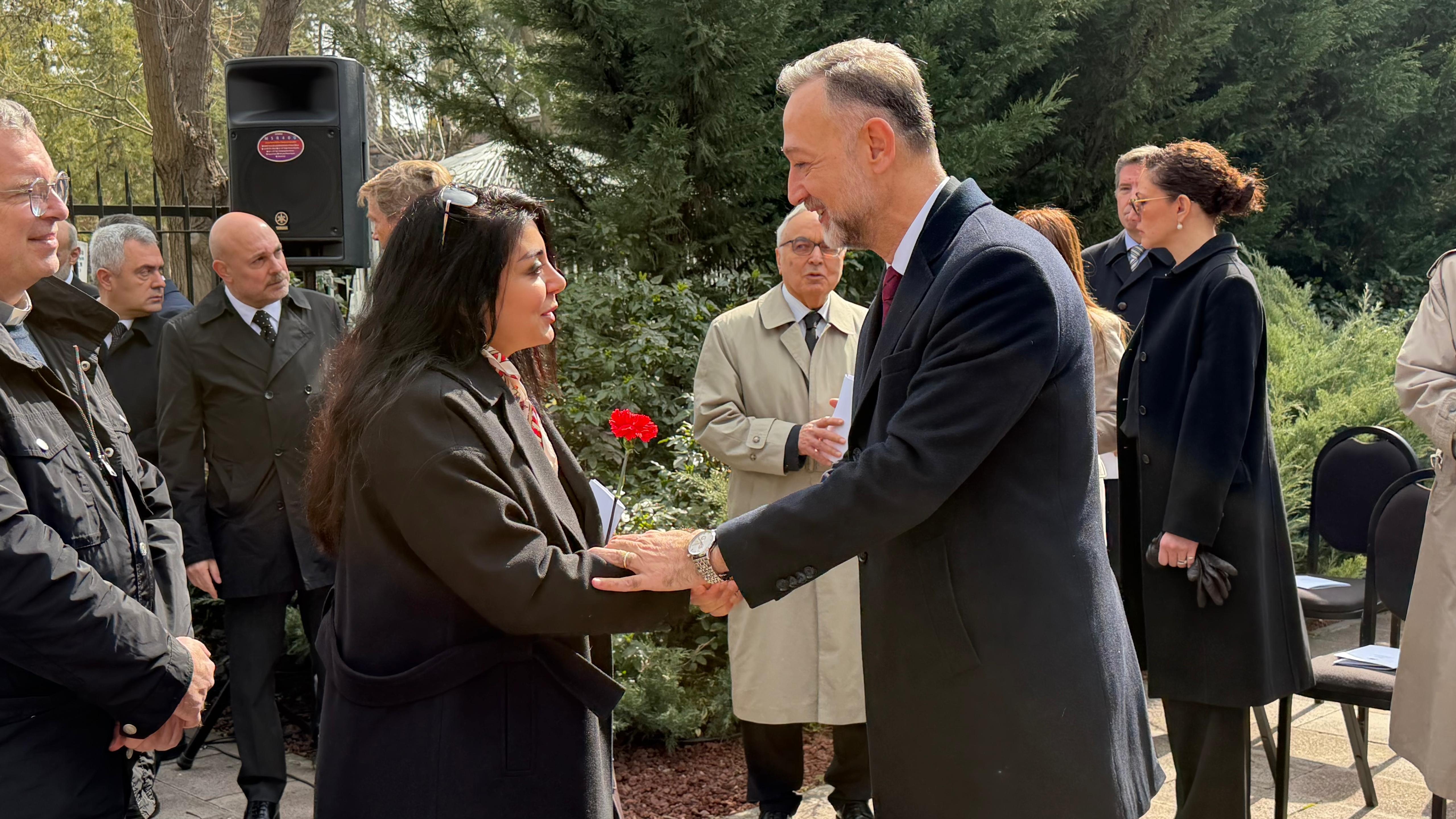 Şehit Mezarlarına Karanfil Bırakılıyor