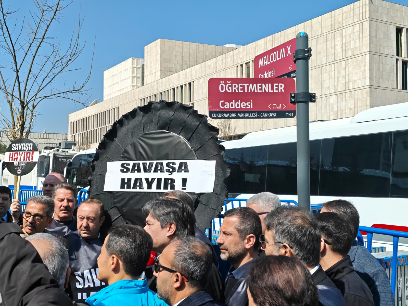 Savaşa hayır pankartları taşıyan protestocular