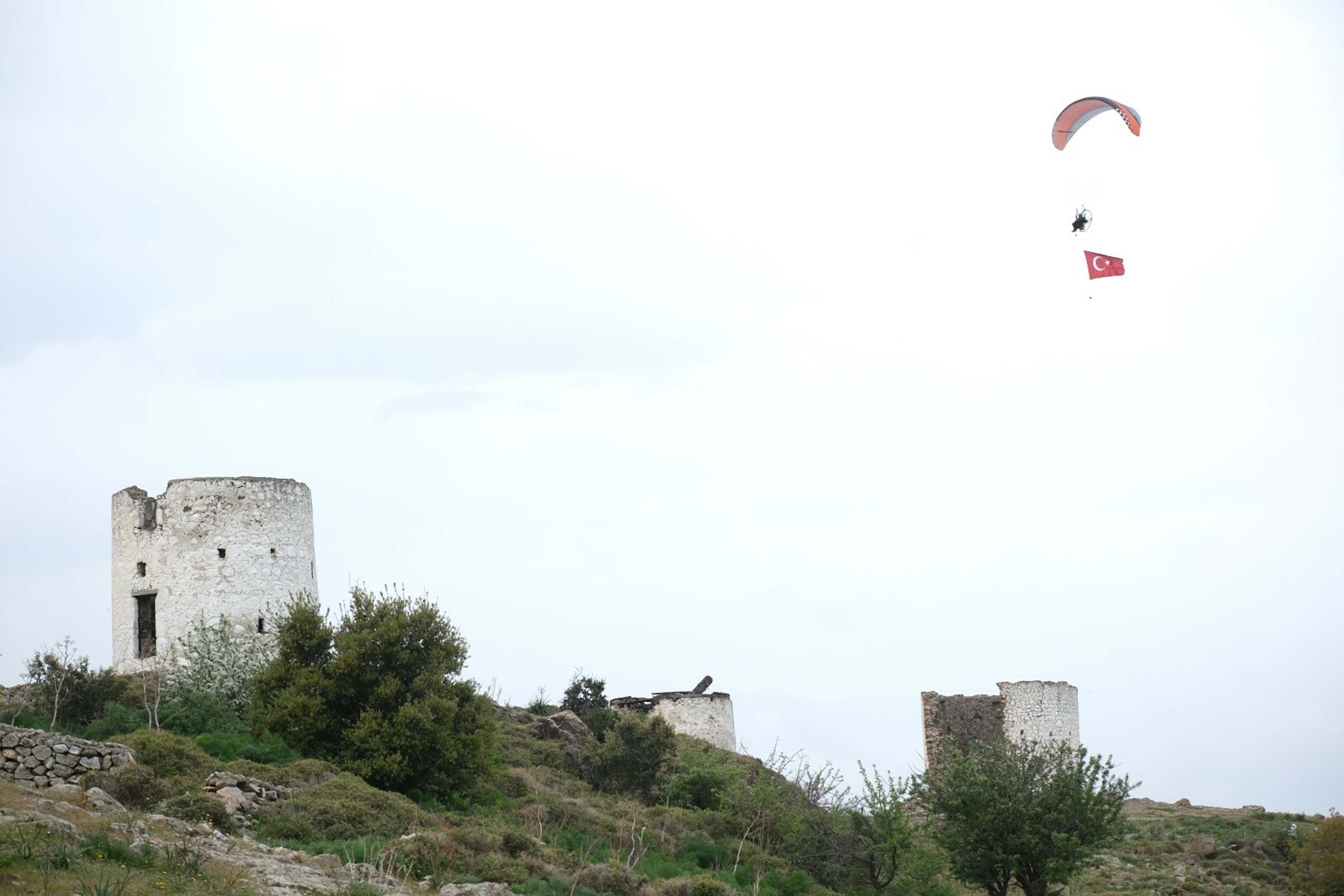 Vatandaşlar gösteriyi izliyor