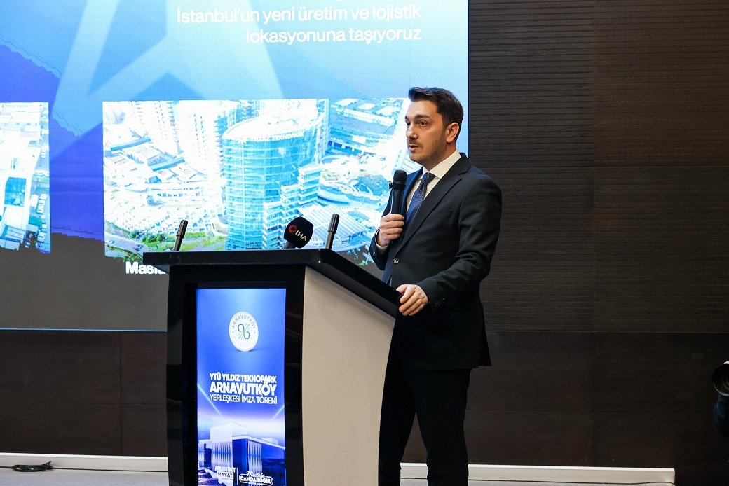 Yıldız Teknik Üniversitesi Rektörü Prof. Dr. Eyüp Debik konuşma yaparken