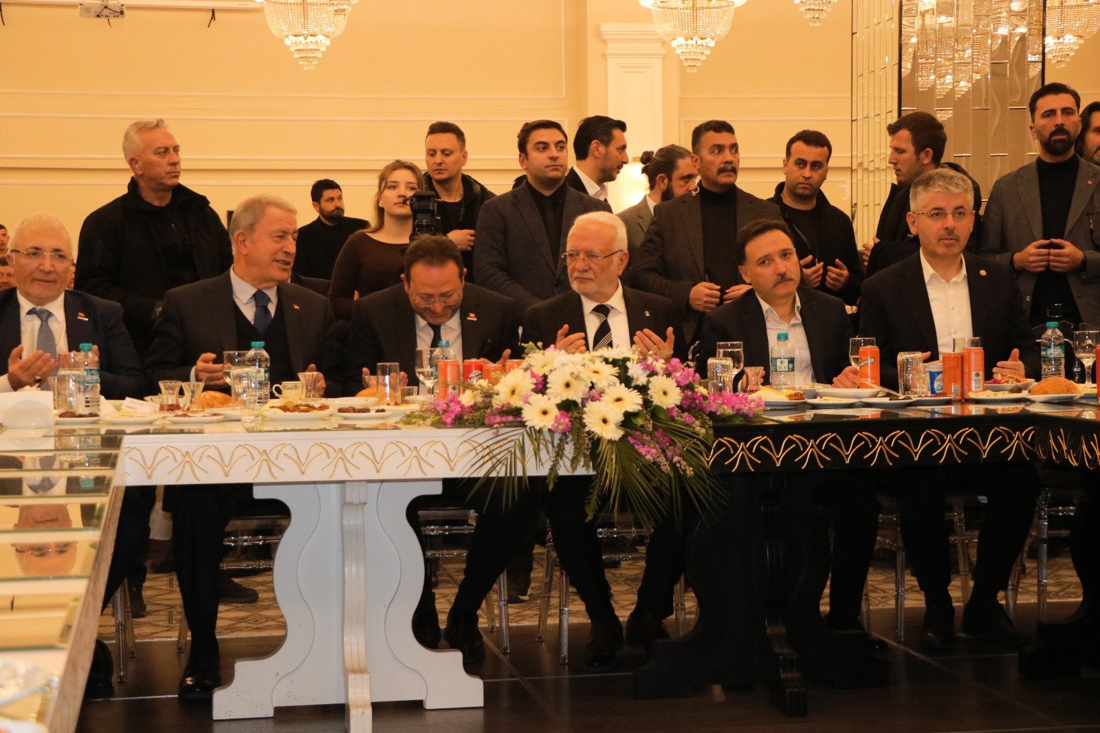 Mustafa Elitaş iftar programında katılımcılarla