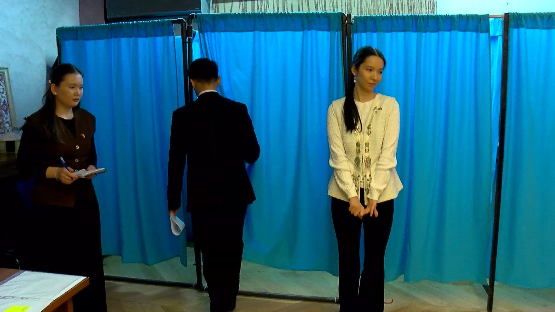 Kazakistanlı Öğrenciler İstanbul Başkonsolosluğu Önünde