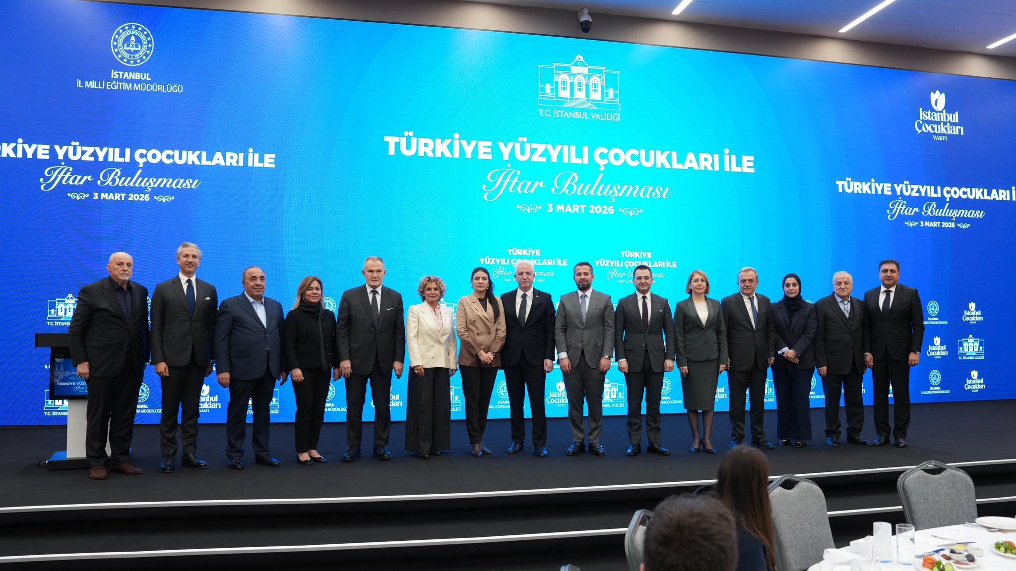 İstanbul Valisi Davut Gül öğrencilerle sohbet ediyor