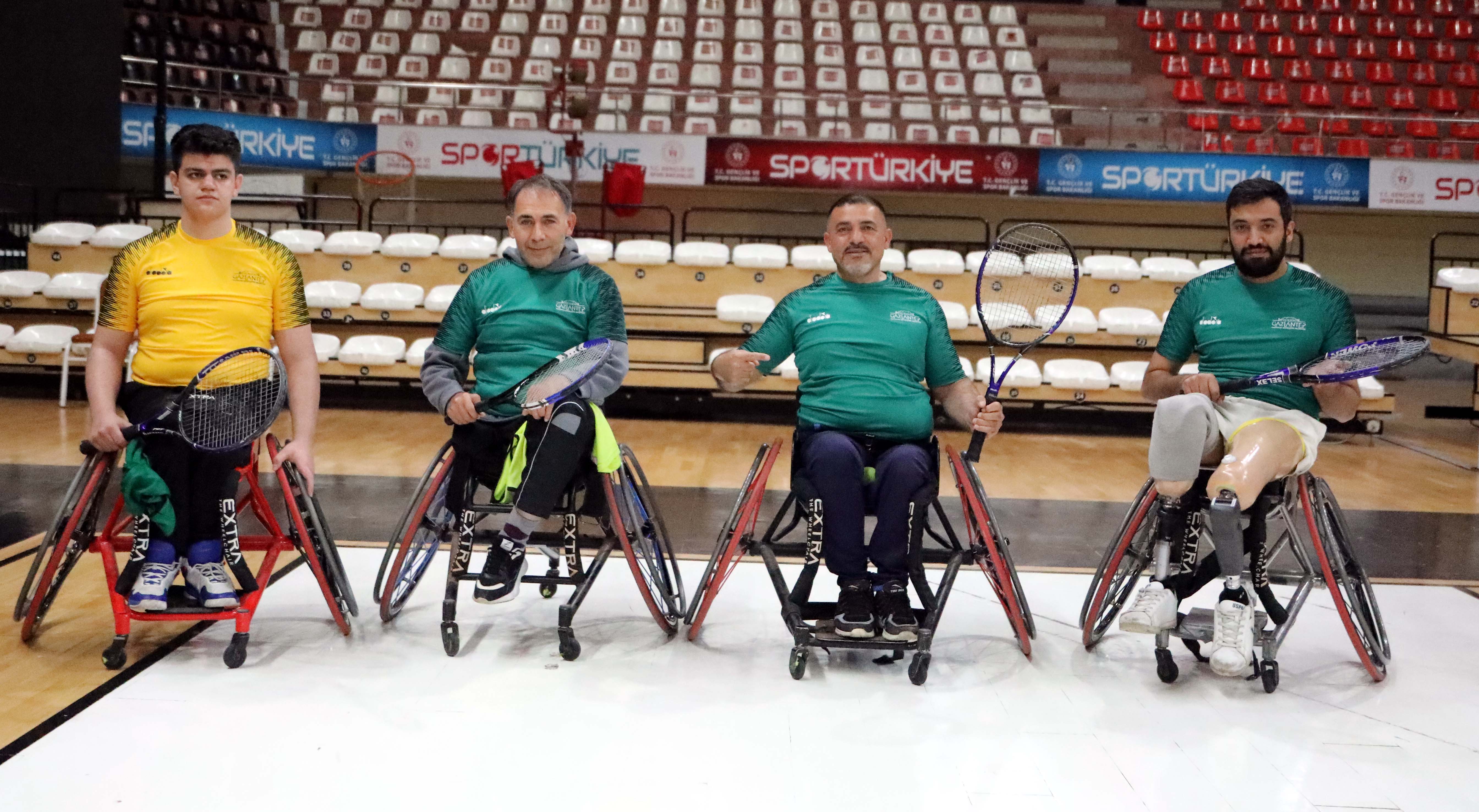 Ümit Özcan tenis eğitimi alırken