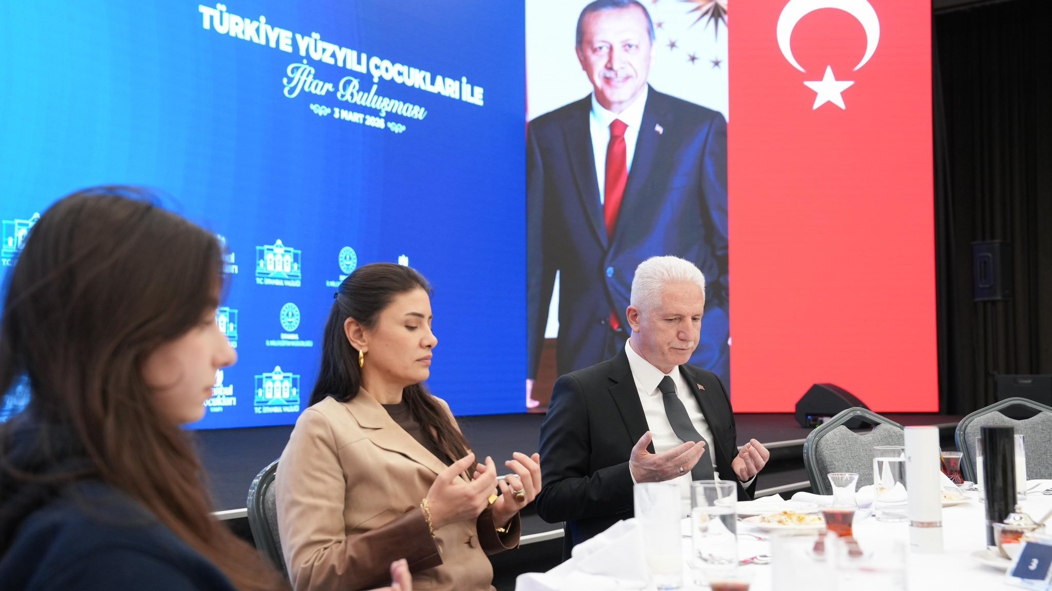 İstanbul Valisi Davut Gül öğrencilerle iftarda