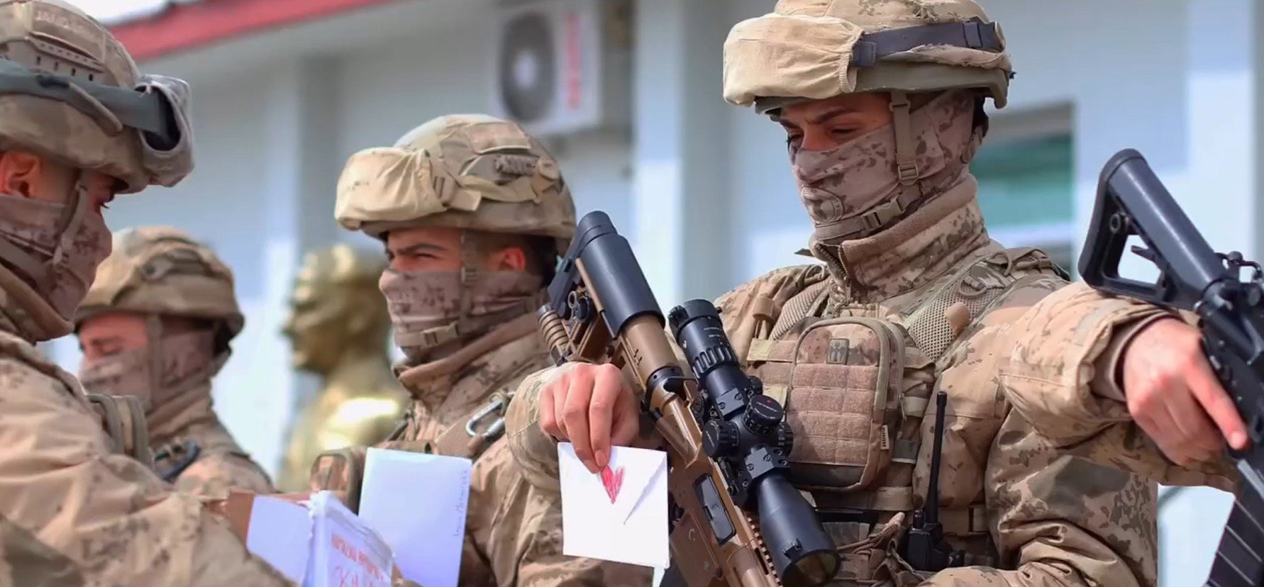 Mehmetçik mektup okuyor