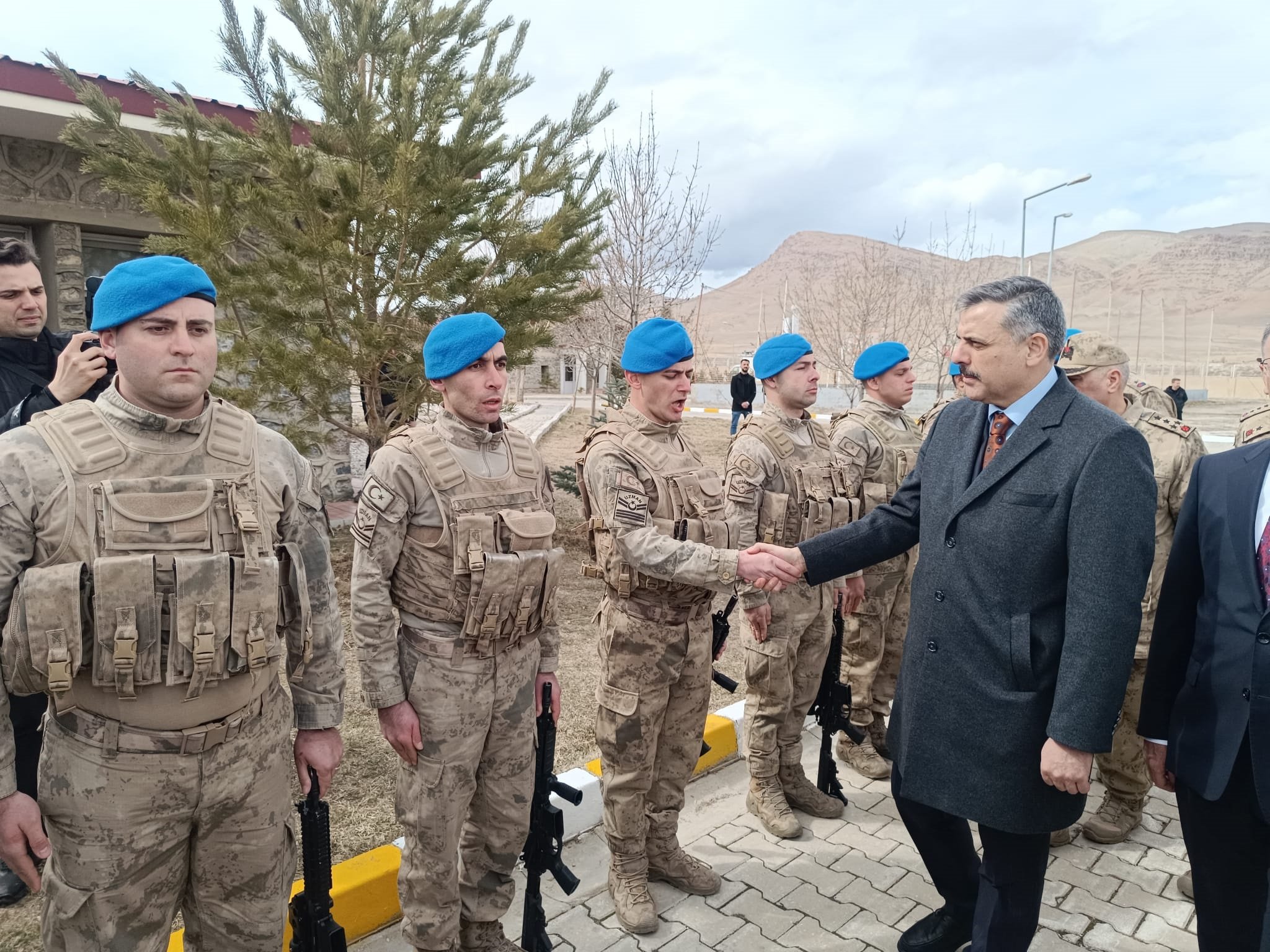 Bakan Çiftçi askerlerle bayramlaşıyor