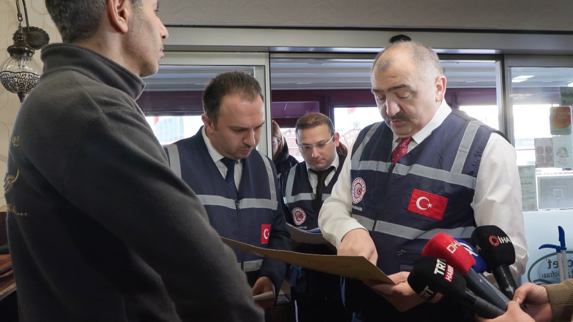 Ticaret Bakanlığı denetim ekibi markette