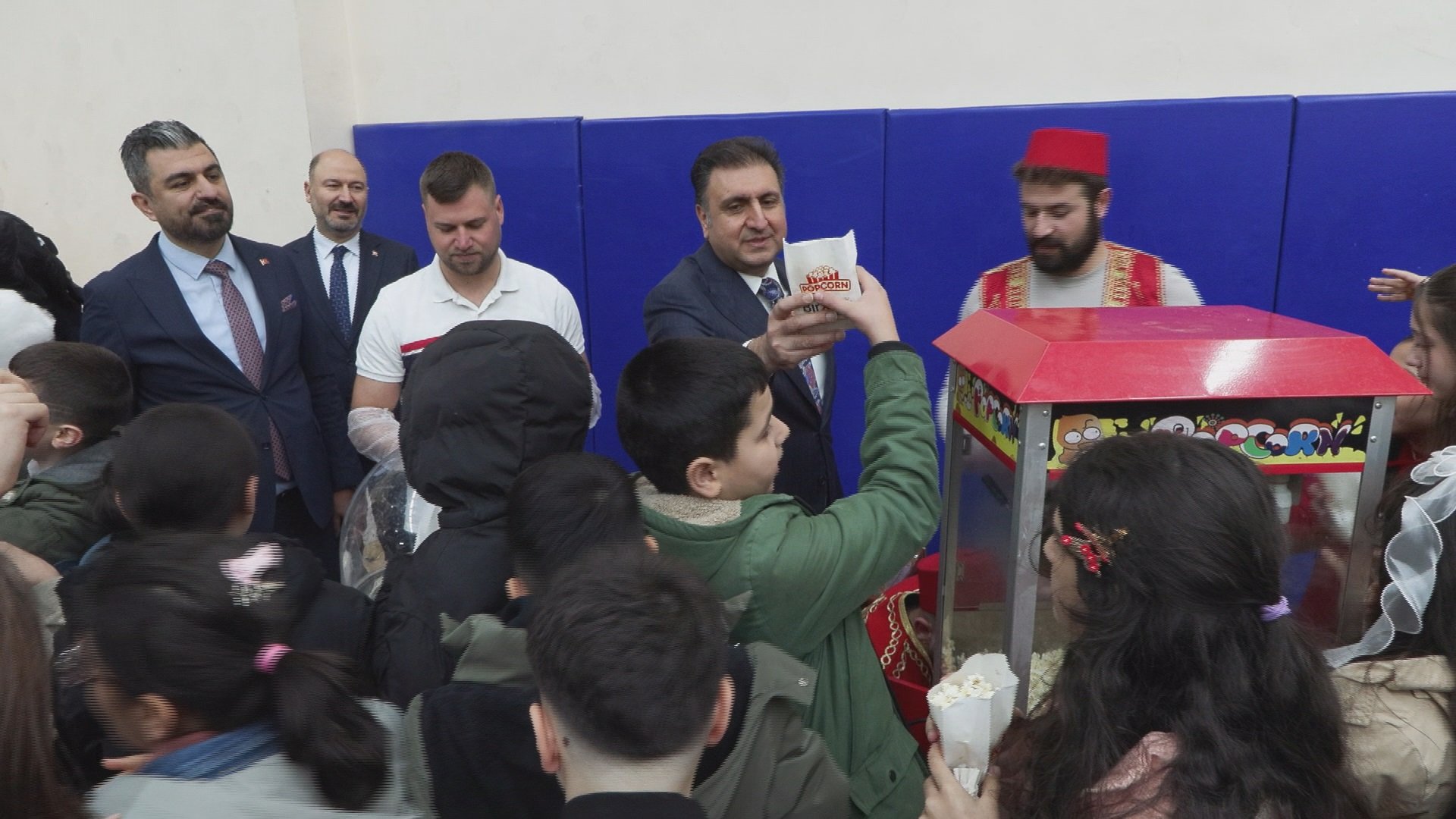 Bayram etkinliğinde öğrenciler ve veliler