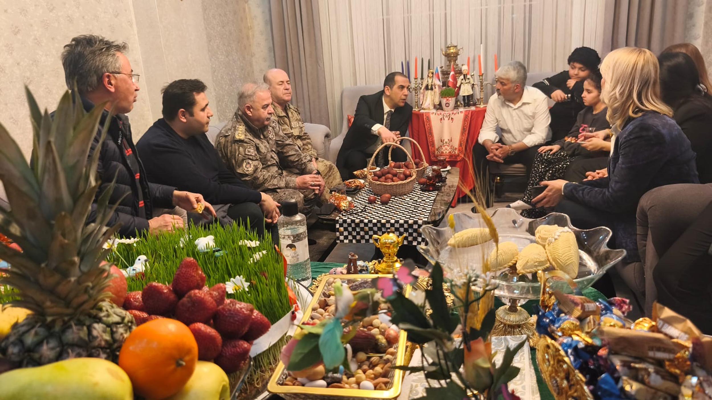 Vali Taşolar mendil atma geleneğini uyguluyor